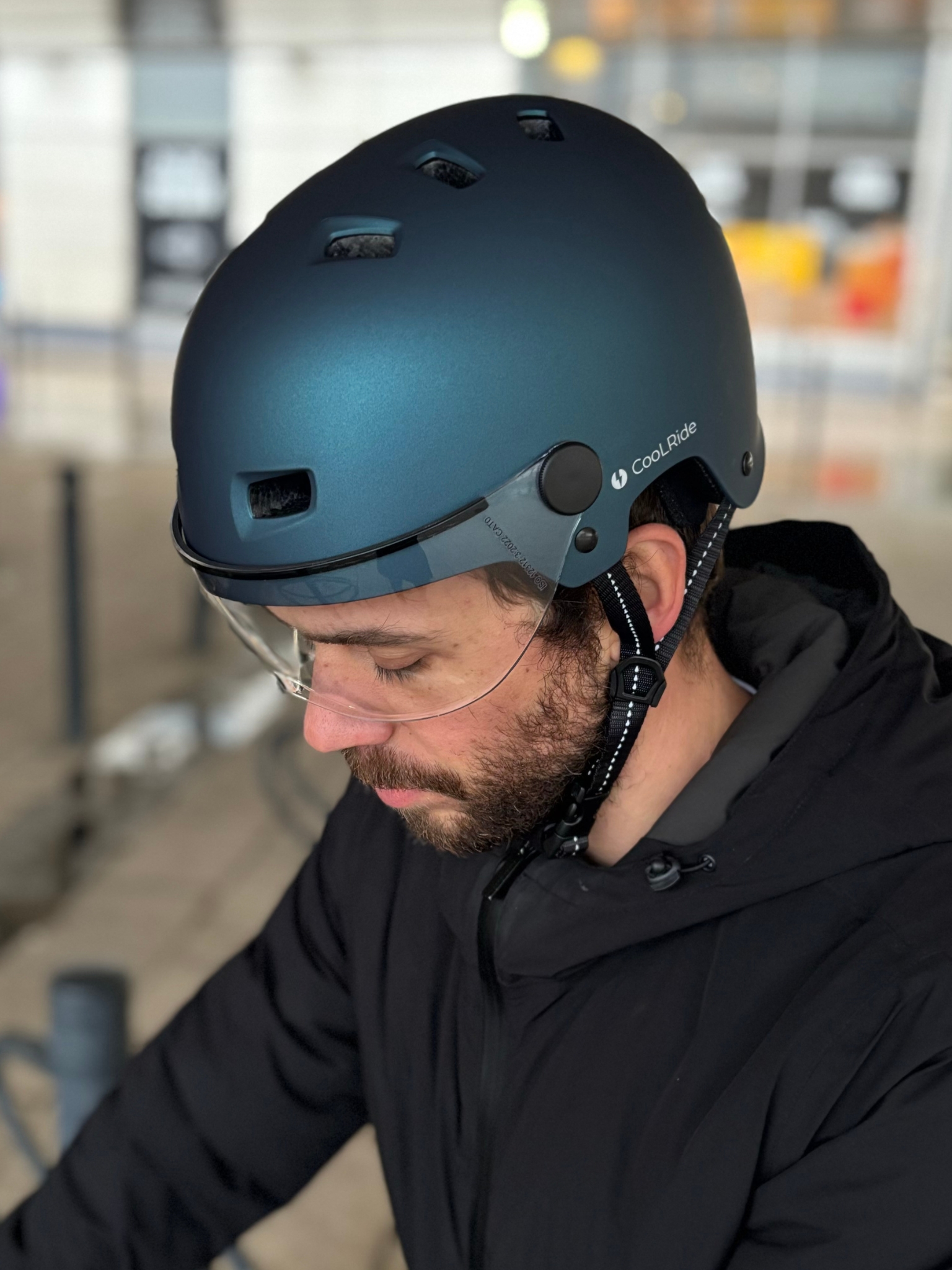 Casque vélo à visière bleu métallisé