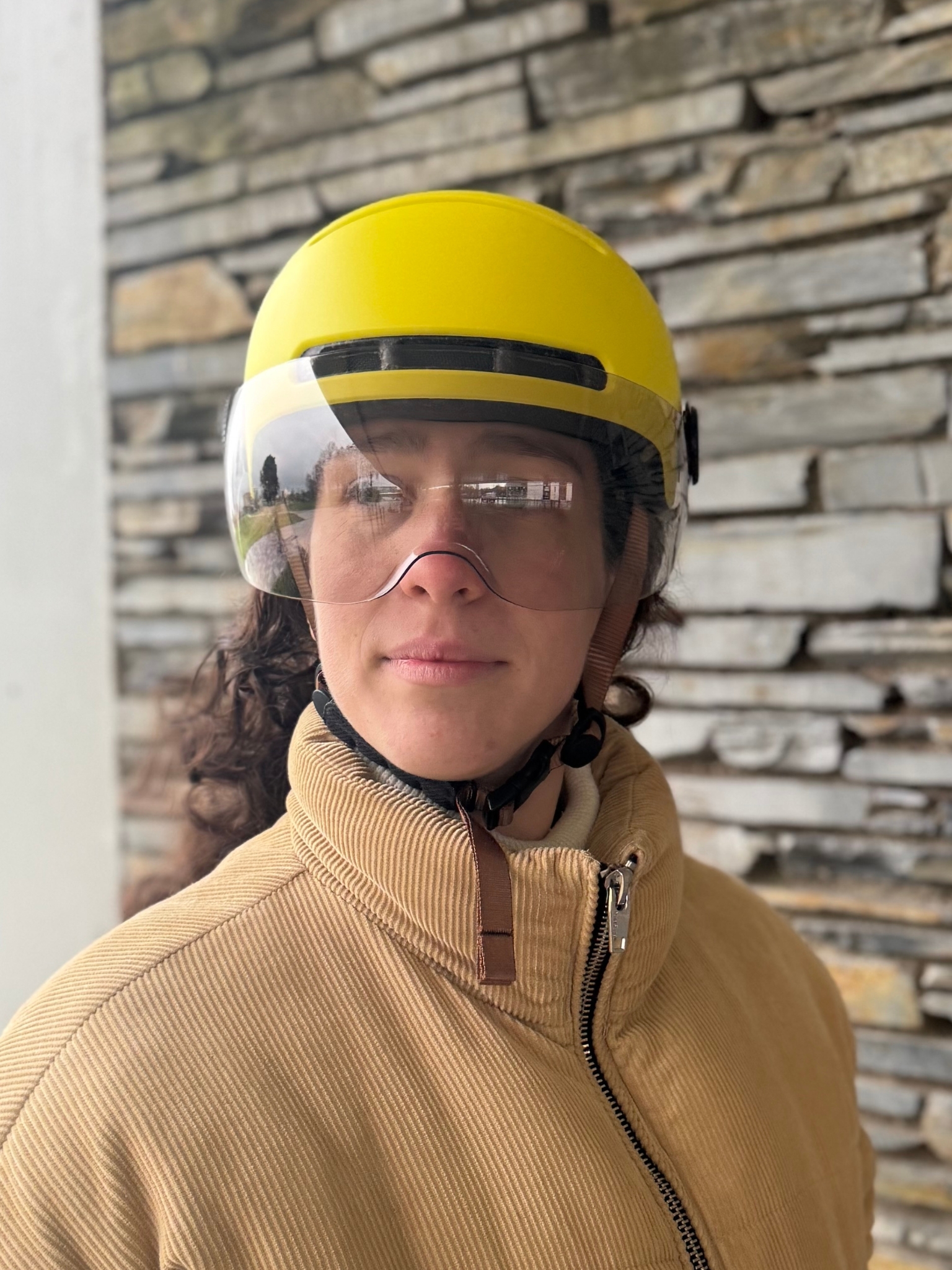 casque-velo-a-visiere-livall-jaune