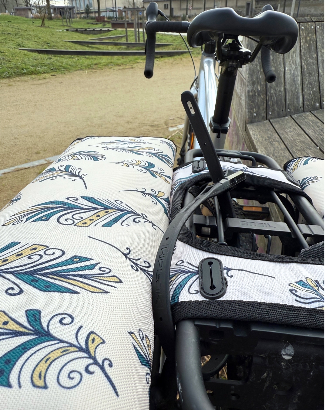 sac-velo-porte-bagage-retro-beige-plume-bleue