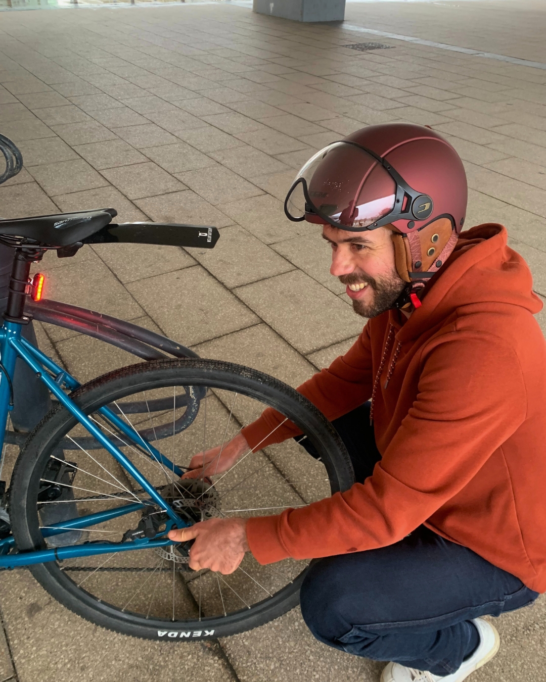 casque-velo-retro-homme-cycliste