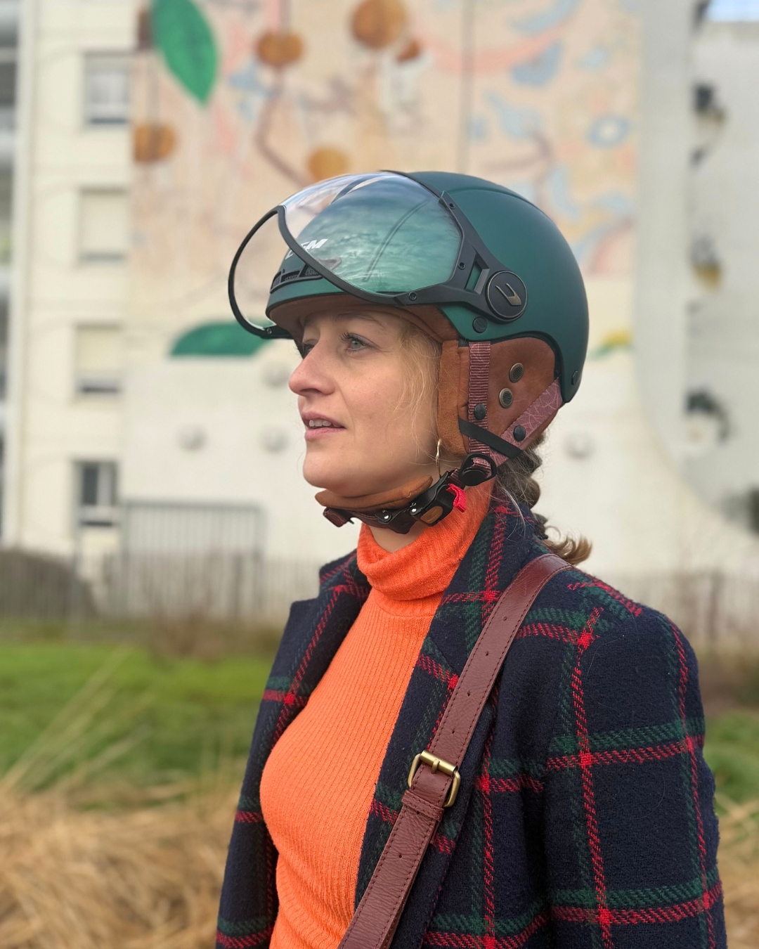 casque-jet-vintage-femme-cycliste