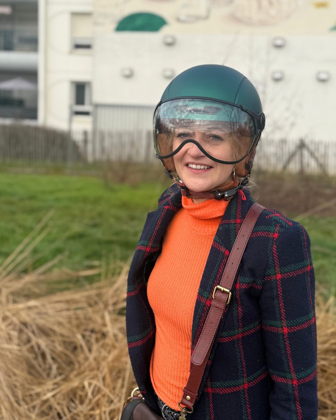 casque-velo-jet-vintage-avec-visiere-jeune-femme