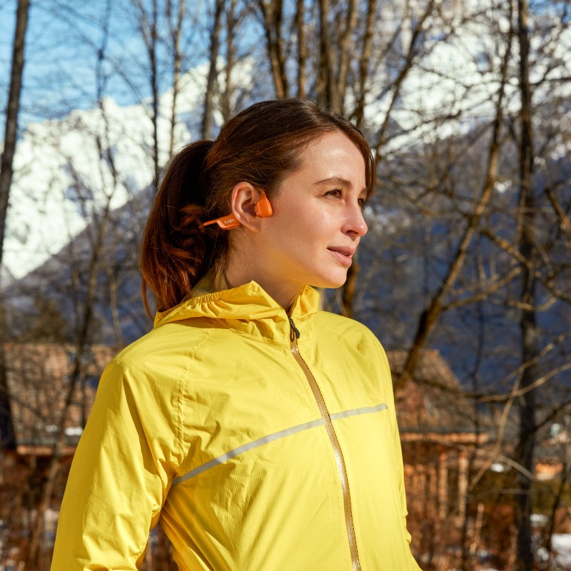 casque-conduction-osseuse-bluetooth-shokz-femme