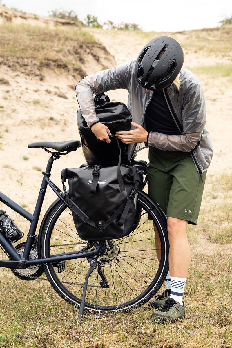 sac-clipsable-sur-sacoche-porte-bagage-velo-orlieb