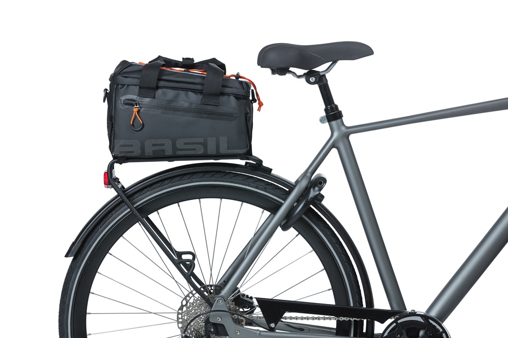basil-sac-superieur-porte-bagage-velo-noir-orange