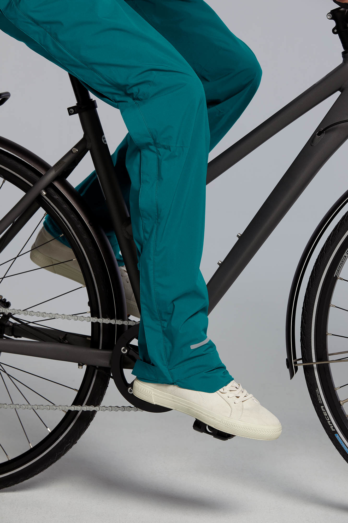 basil-skane-bicycle-rain-pants-women-groen