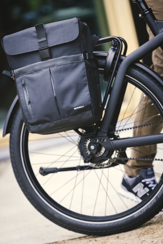 sacoche-velo-basil-studs-sur-porte-bagage-arriere