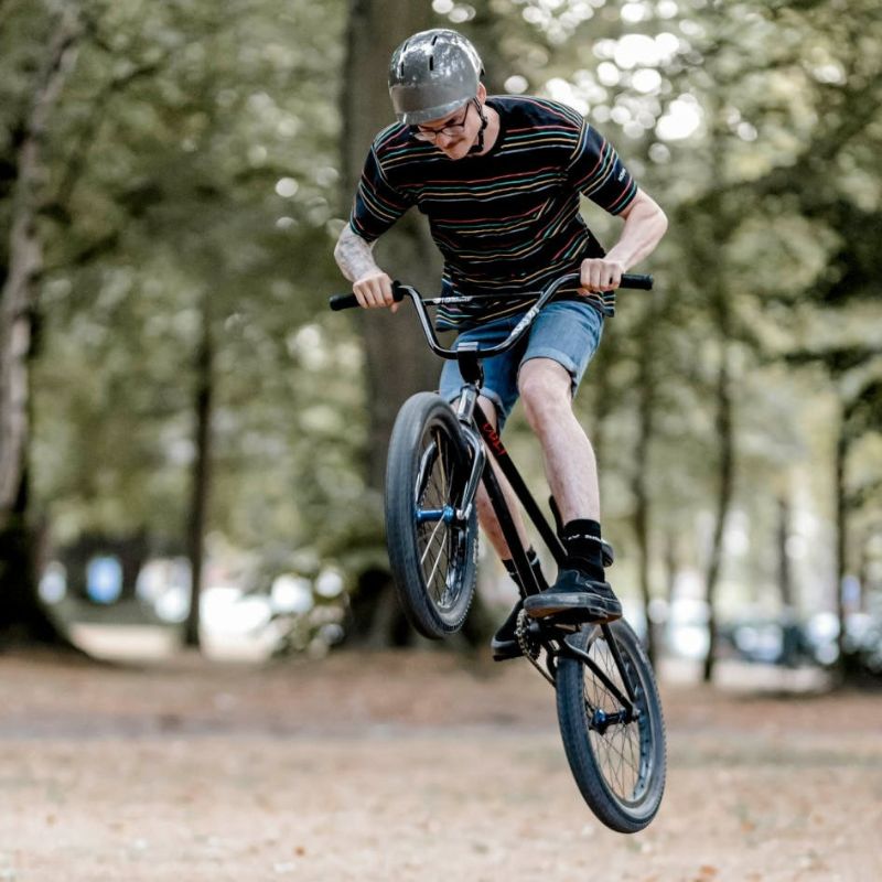 casque-swivvle-de-velo-gris