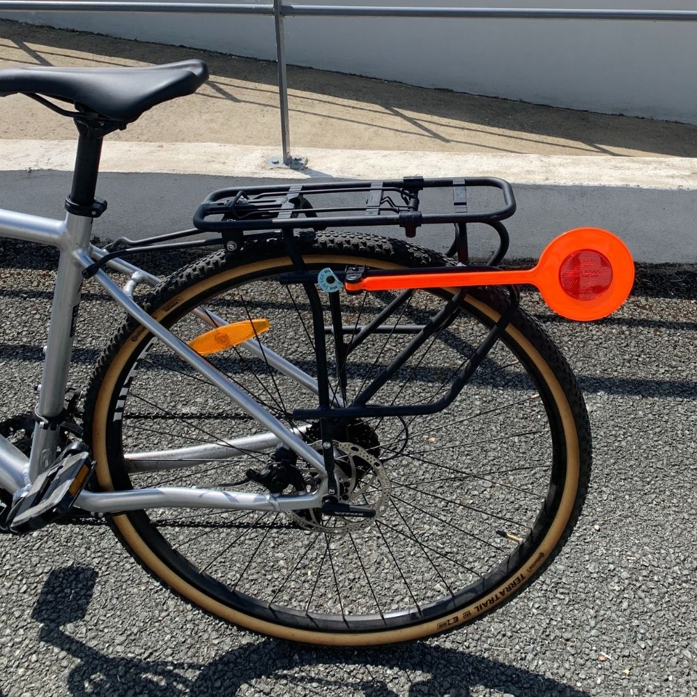 ecarteur-de-danger-pliable-sur-velo