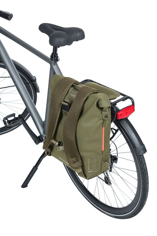 Basil-SoHo-bicycle-backpack-Nordlicht-green