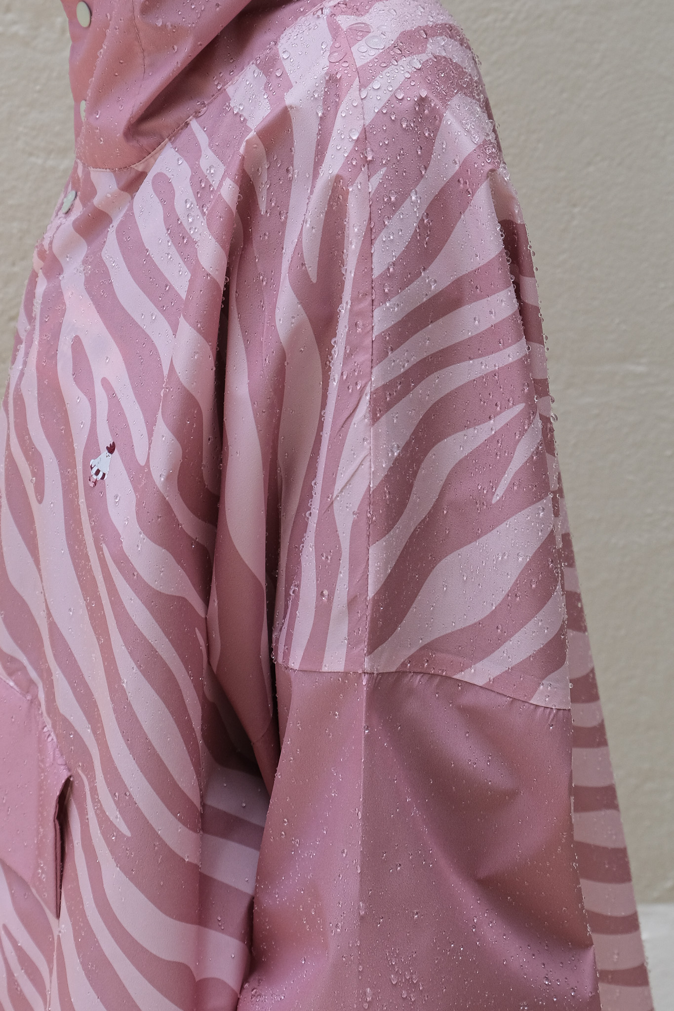 veste-pluie-rose-jeune-adolescente-femme