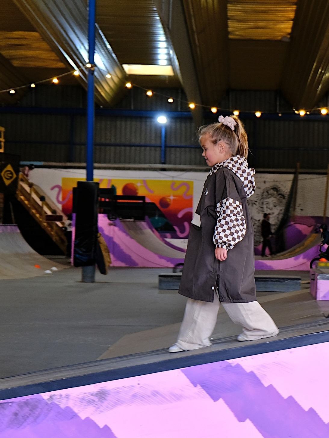 poncho-petite-fille-skate-park