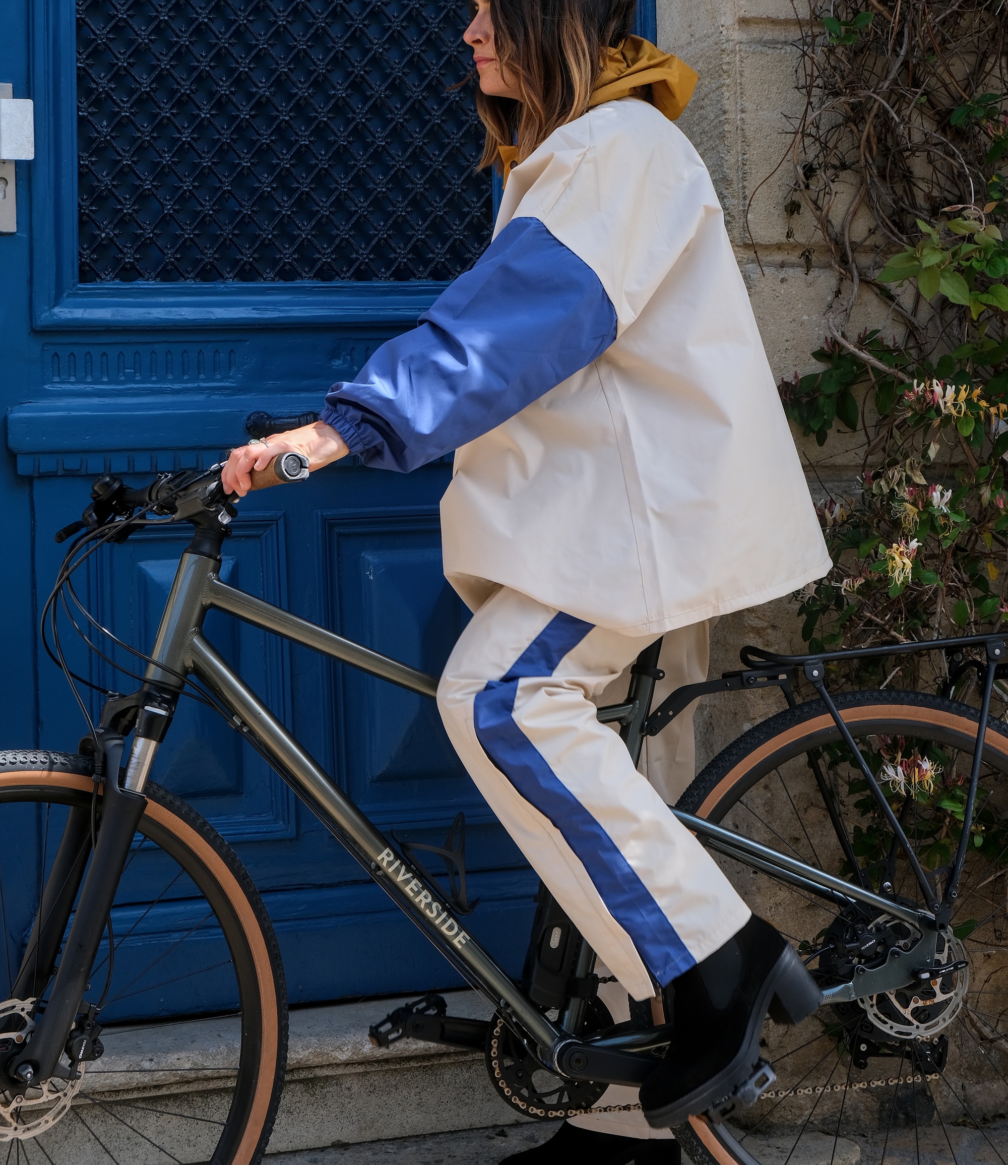 impermeable-a-enfiler-par-la-tete-cycliste-femme