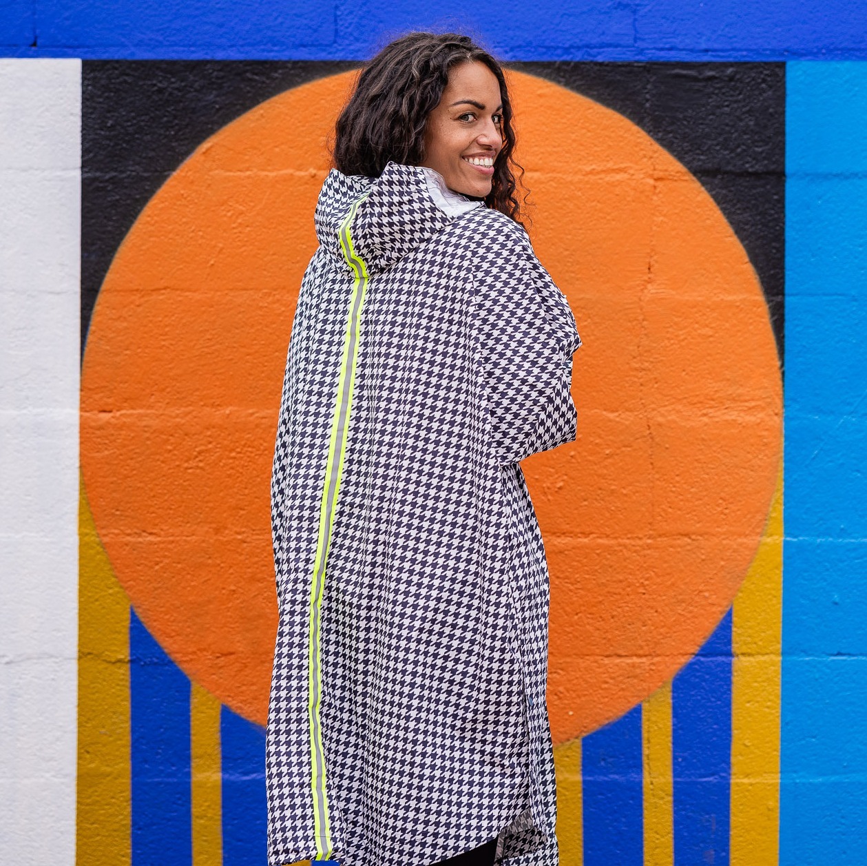 poncho-pied-de-poule-noir-blanc