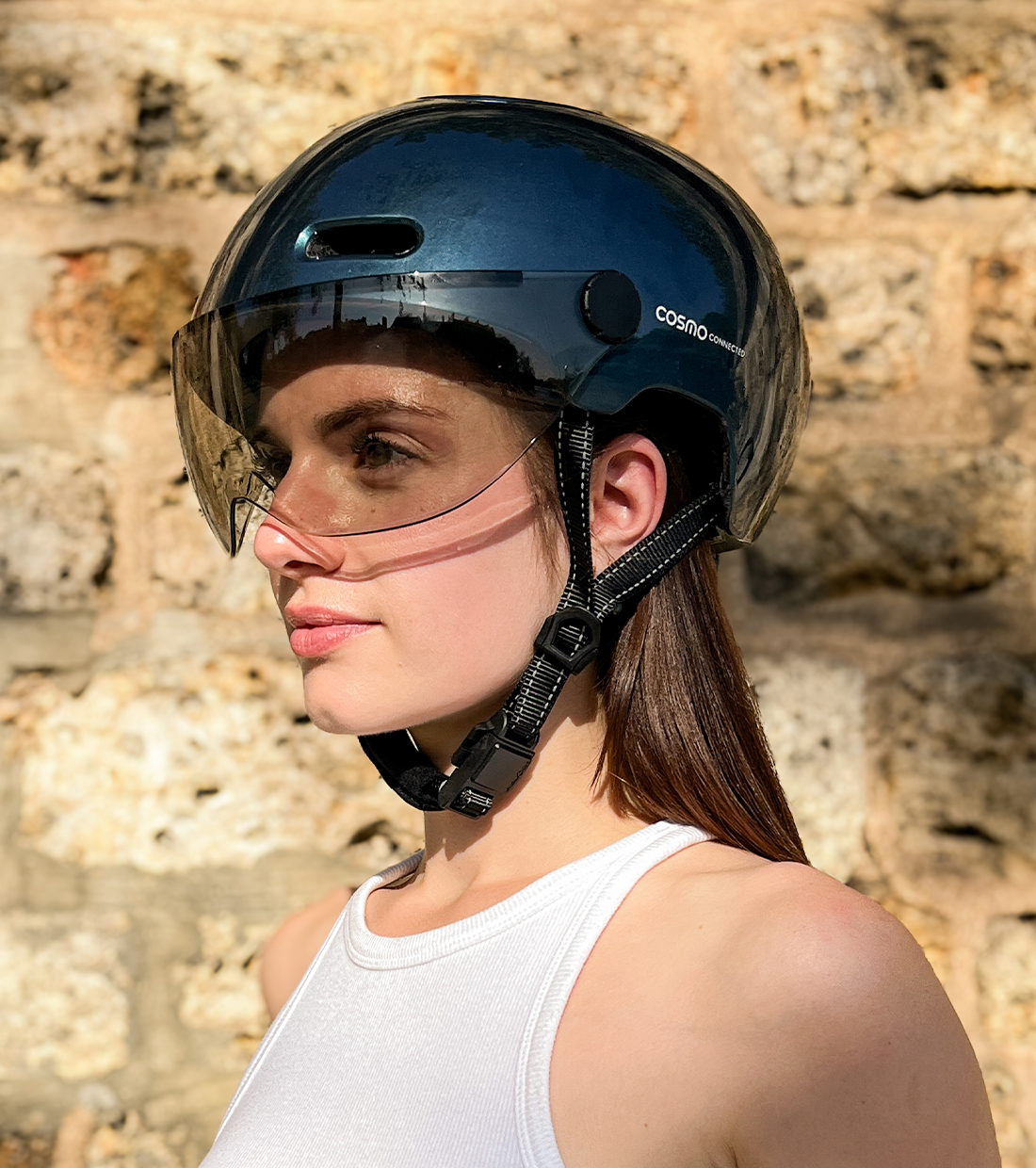 casque-cosmo-connected-bleu-fonce-porte-femme