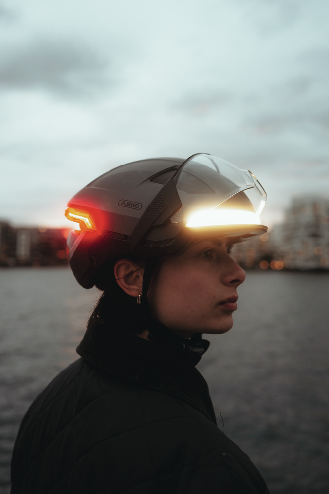 casque-abus-hype-ace-noir-eclairage-avant-arriere