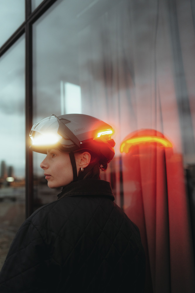 casque-abus-hype-ace-noir-eclairage-av-arr