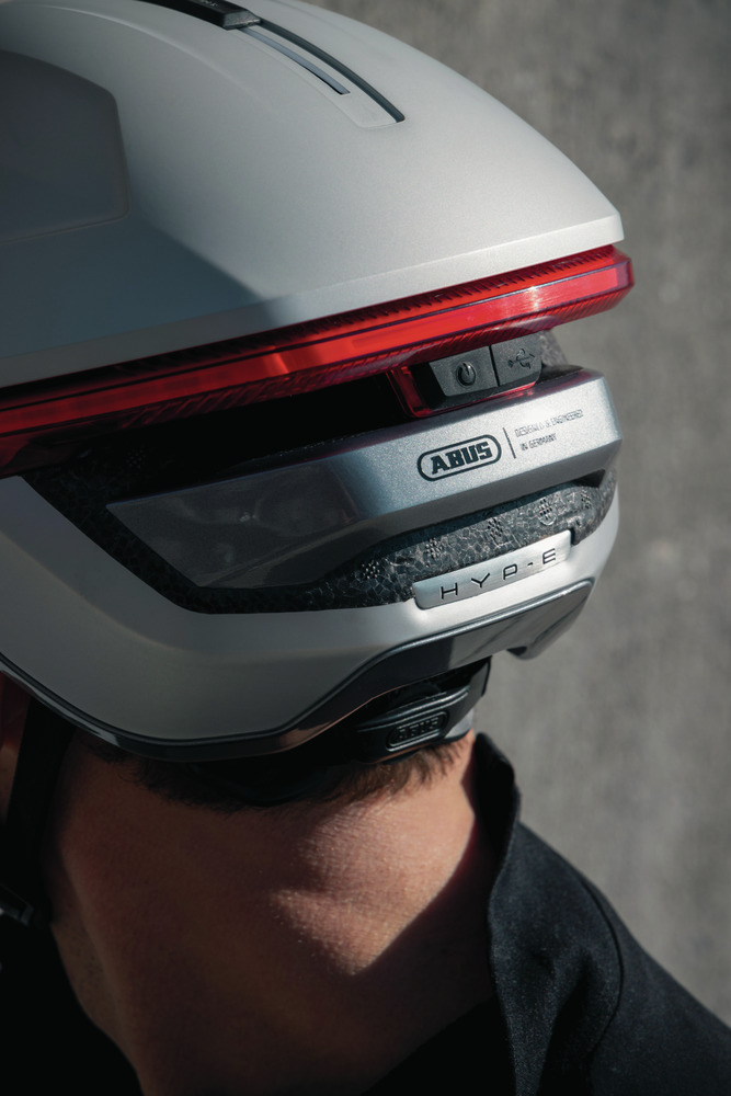 casque-abus-hype-ace-noir-eclairage-jour