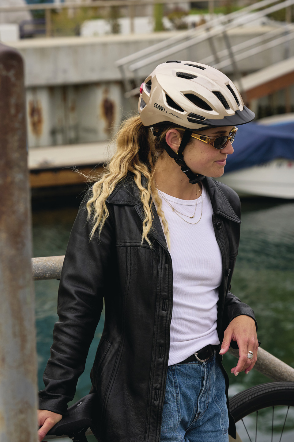 44969_Urban_I_4_0_champagne_gold_Lifestyle_DSC00405 1_SK_abus_960
