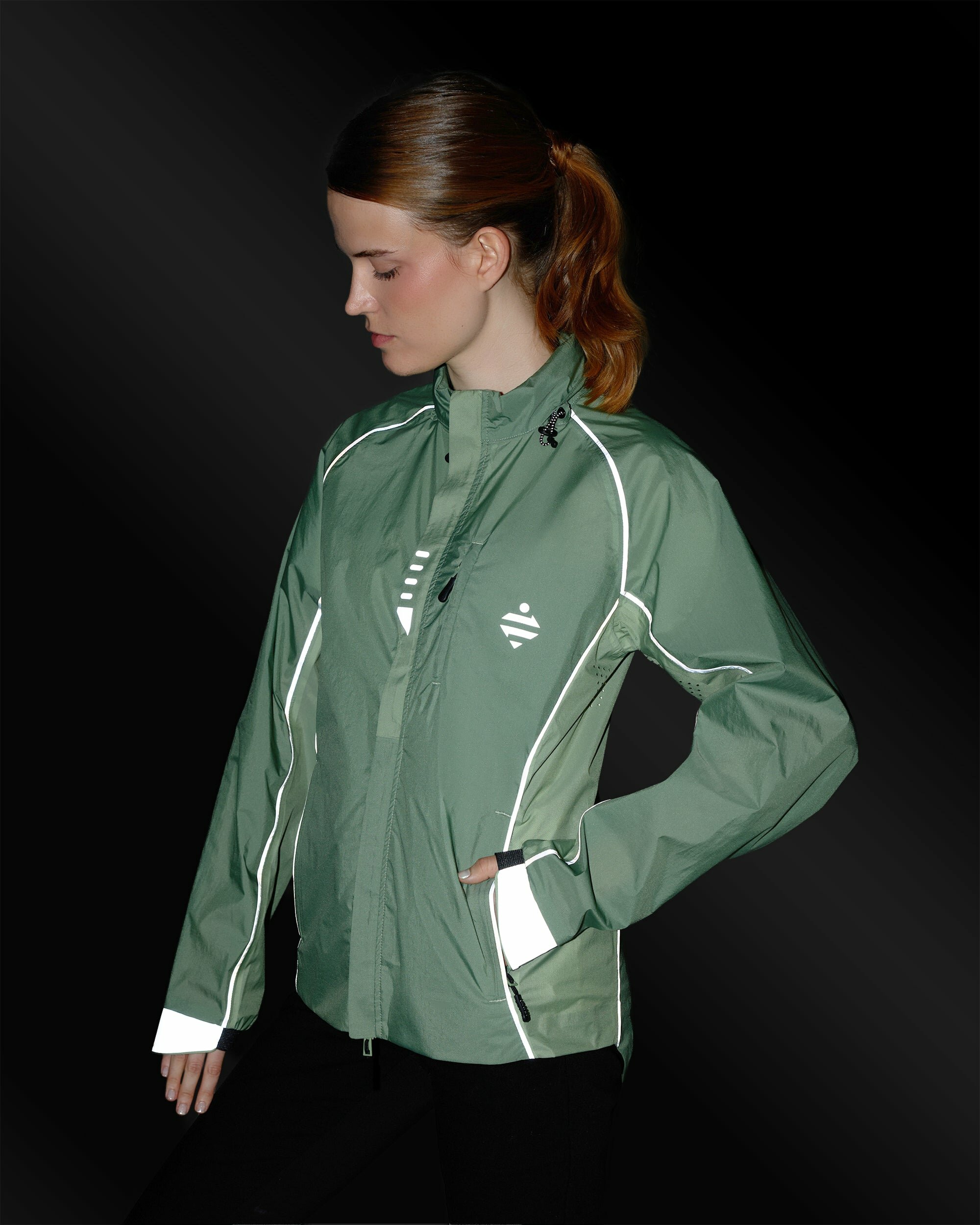 veste-ultra-legere-velo-impermeable-respirante-sauge-vert-femme-details-reflechissants-nuit