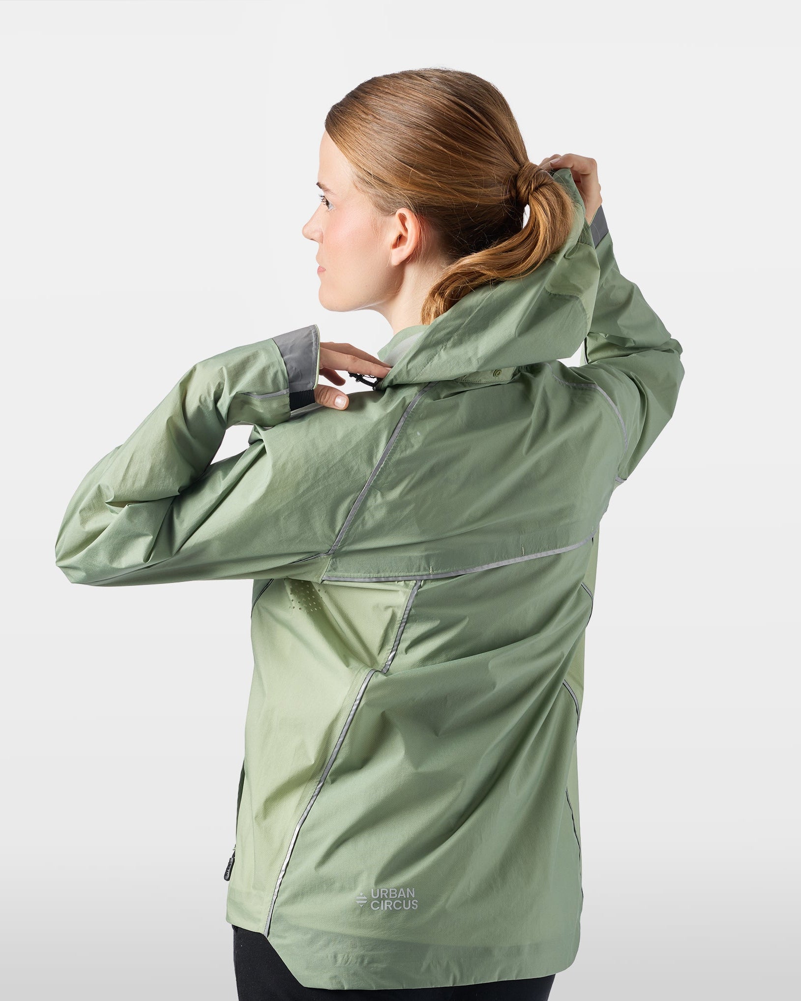 veste-ultra-legere-sport-velo-impermeable-respirante-sauge-vert-femme-dos-capuche-retractable