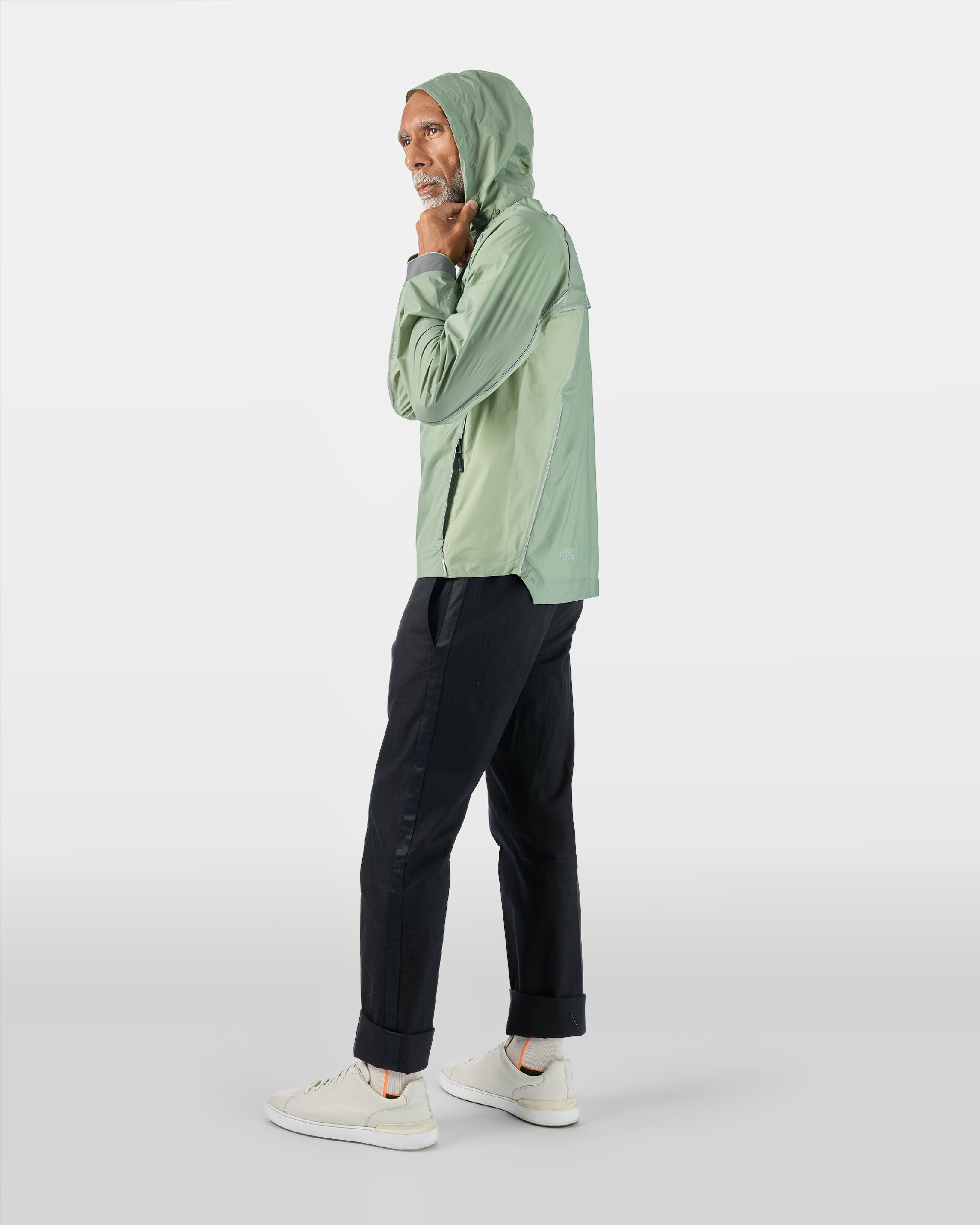 veste-ultra-legere-sport-velo-impermeable-respirante-sauge-vert-homme-dos-capuche