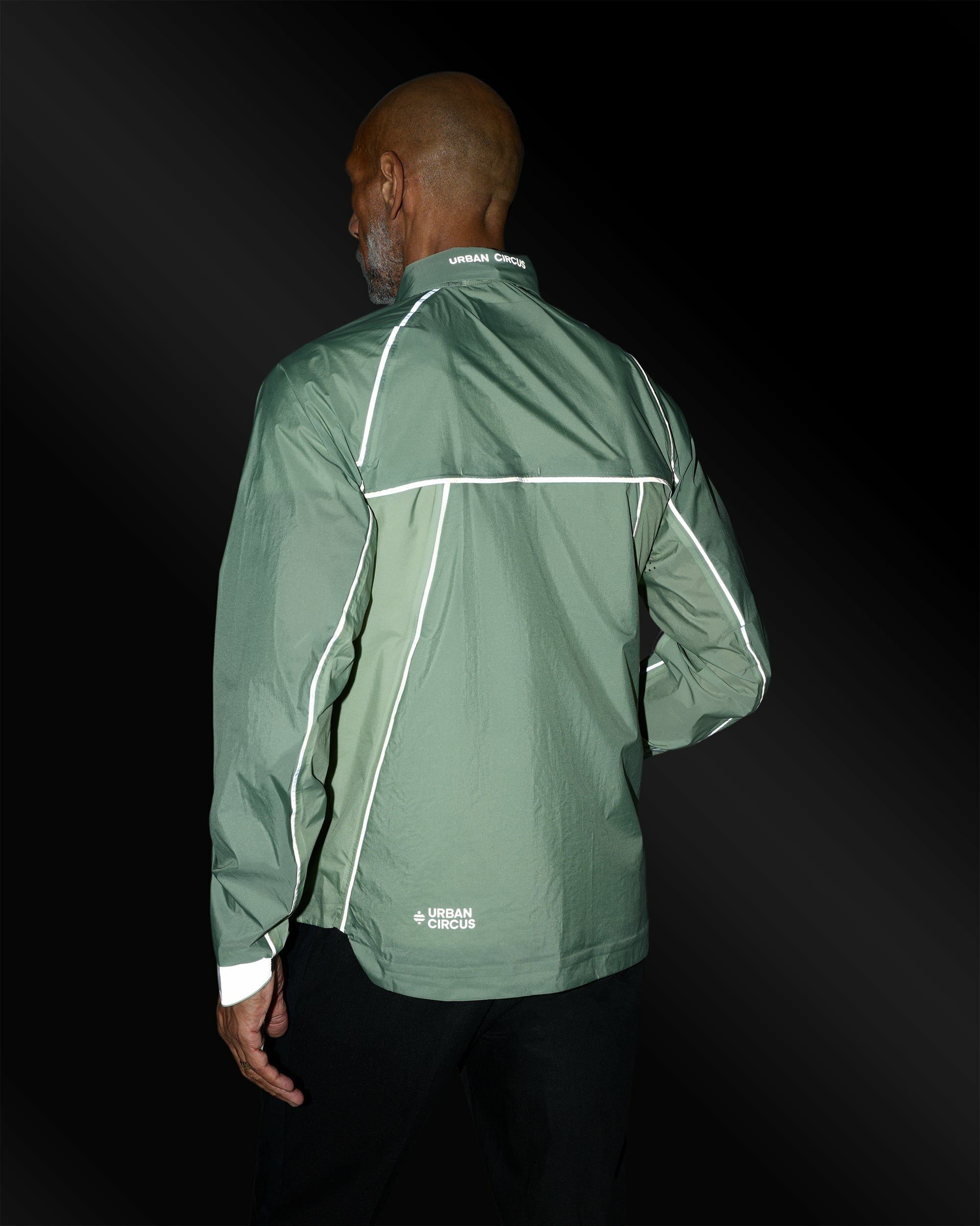 veste-ultra-legere-velo-impermeable-respirante-sauge-vert-homme-dos-details-reflechissants-nuit