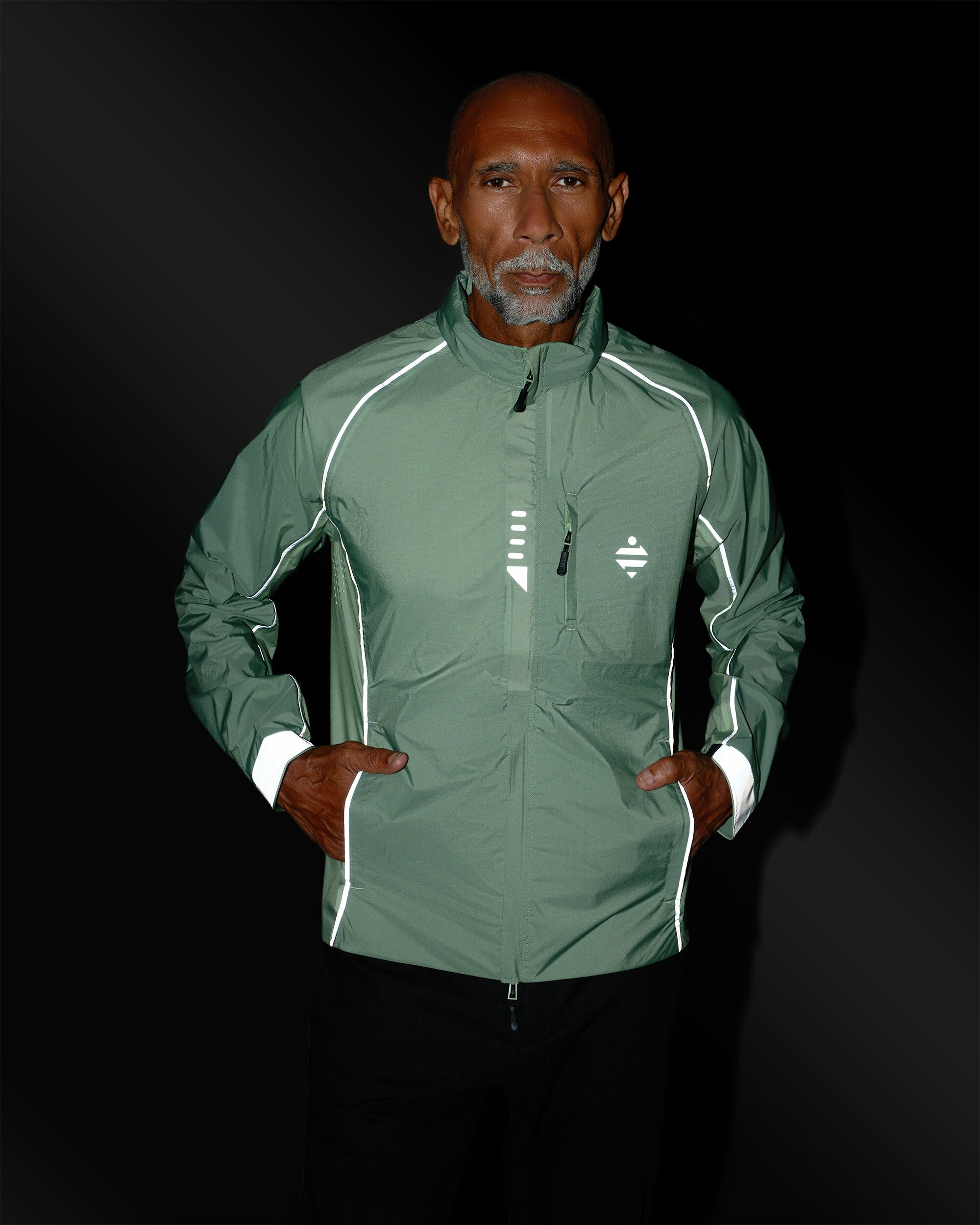 veste-ultra-legere-velo-impermeable-respirante-sauge-vert-homme-details-reflechissants-nuit