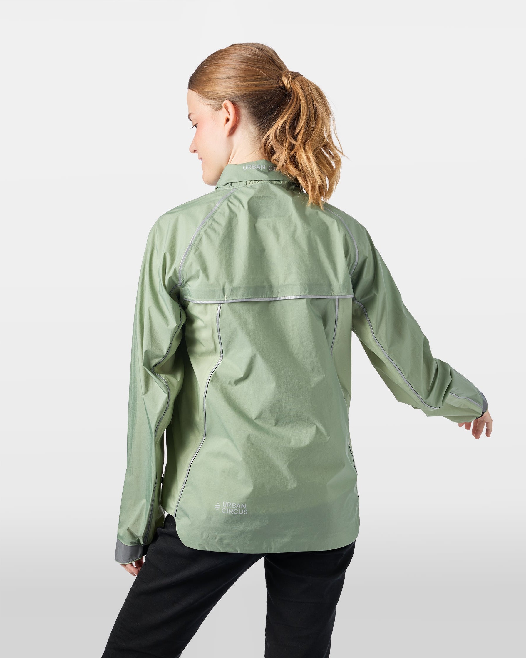 veste-ultra-legere-sport-velo-impermeable-respirante-sauge-vert-femme-dos