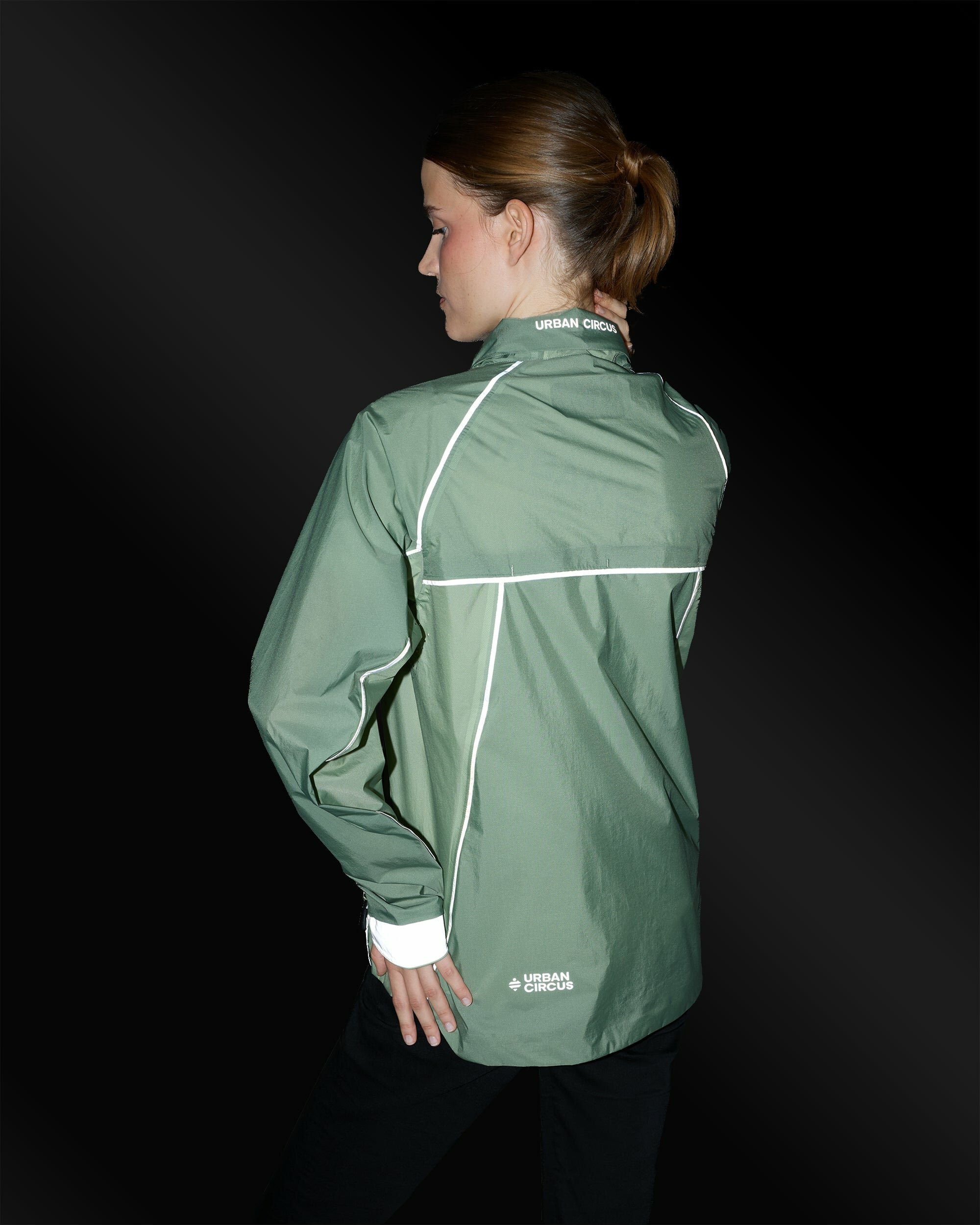veste-ultra-legere-velo-impermeable-respirante-sauge-vert-femme-dos-details-reflechissants-nuit