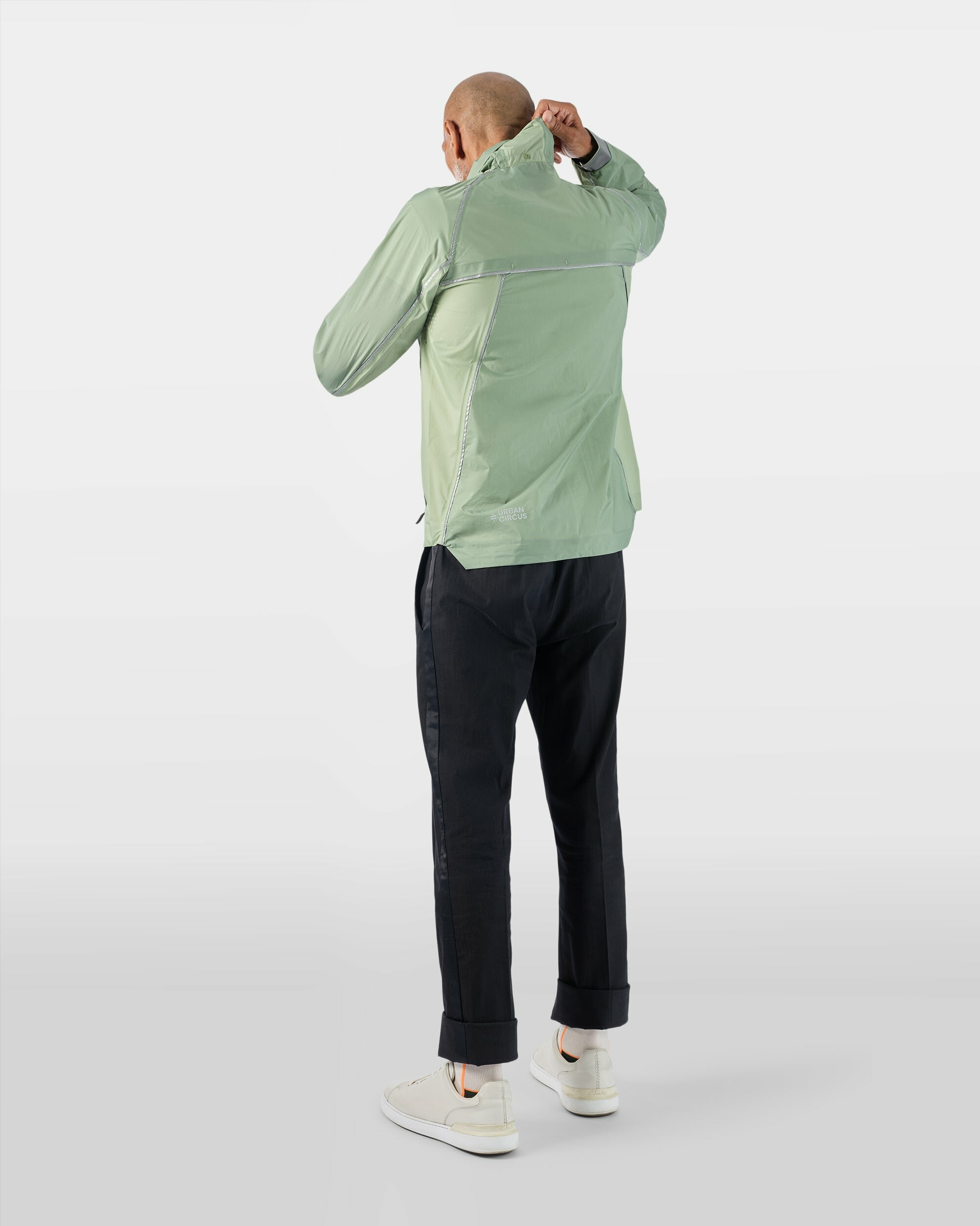 veste-ultra-legere-sport-velo-impermeable-respirante-sauge-vert-homme-dos-capuche-retractable