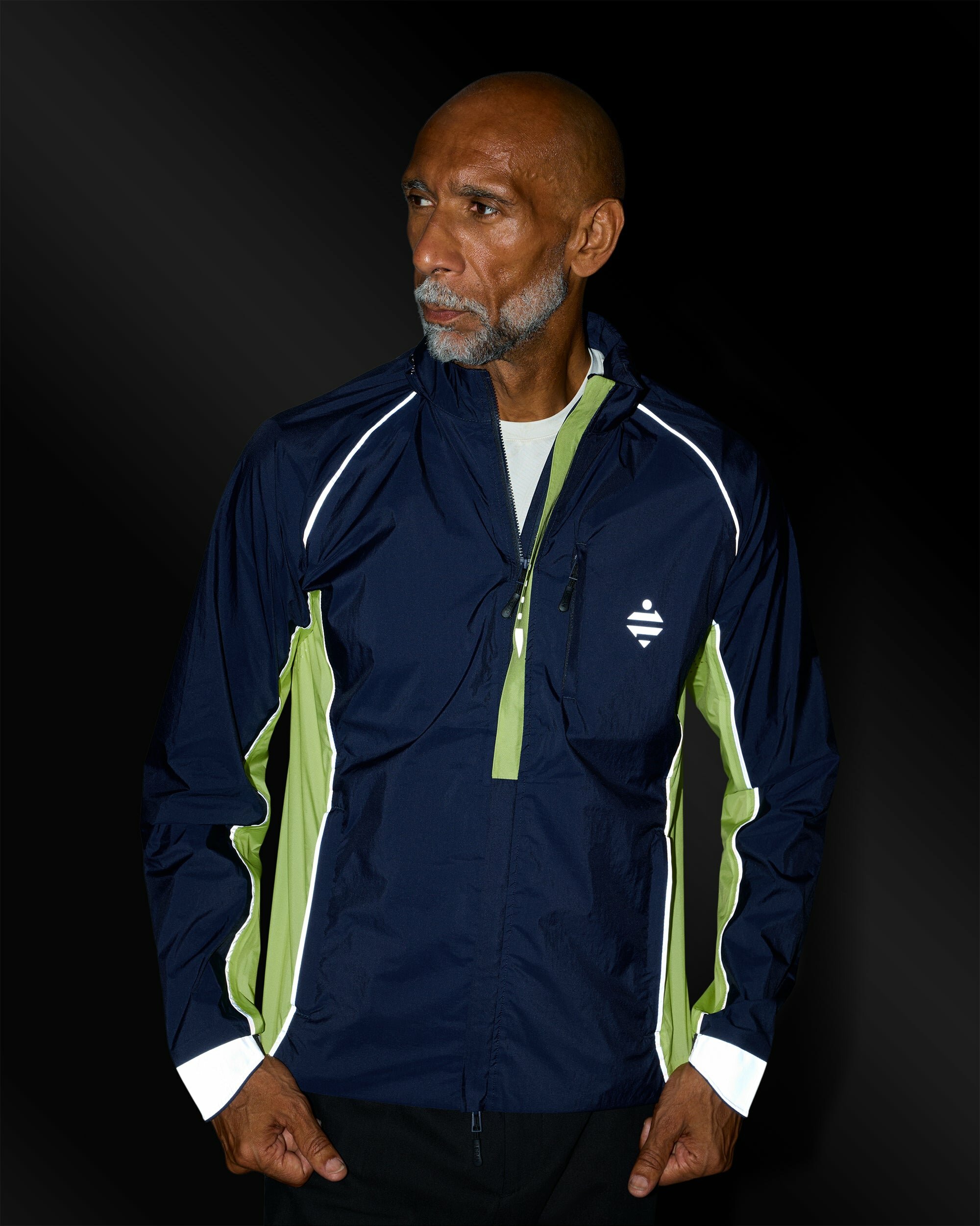 veste-sport-outdoor-jaune-bleue-marine-ultra-legere-respirante-details-reflechissants-homme