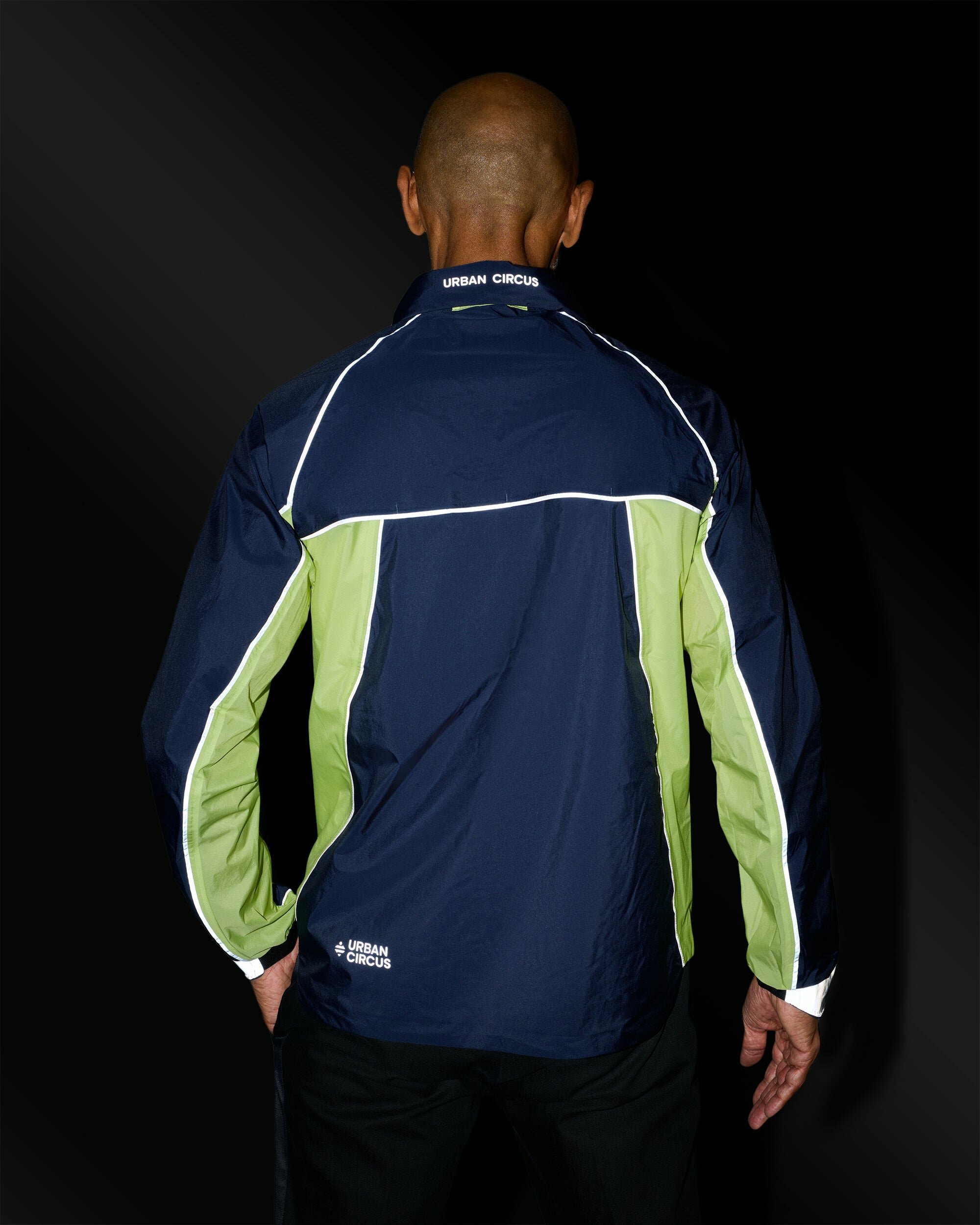 veste-sport-outdoor-jaune-bleue-marine-ultra-legere-respirante-details-reflechissants-homme-dos