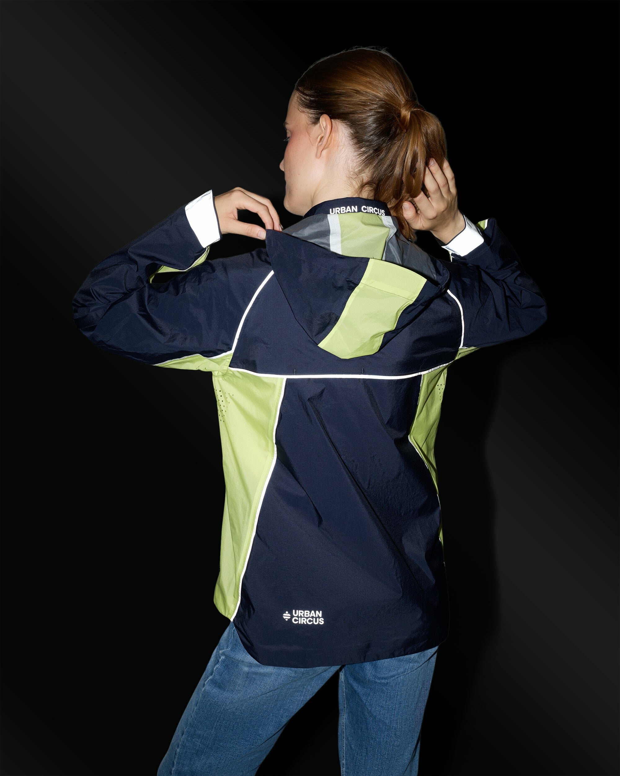 veste-sport-outdoor-jaune-bleue-marine-ultra-legere-respirante-details-reflechissants-femme-dos