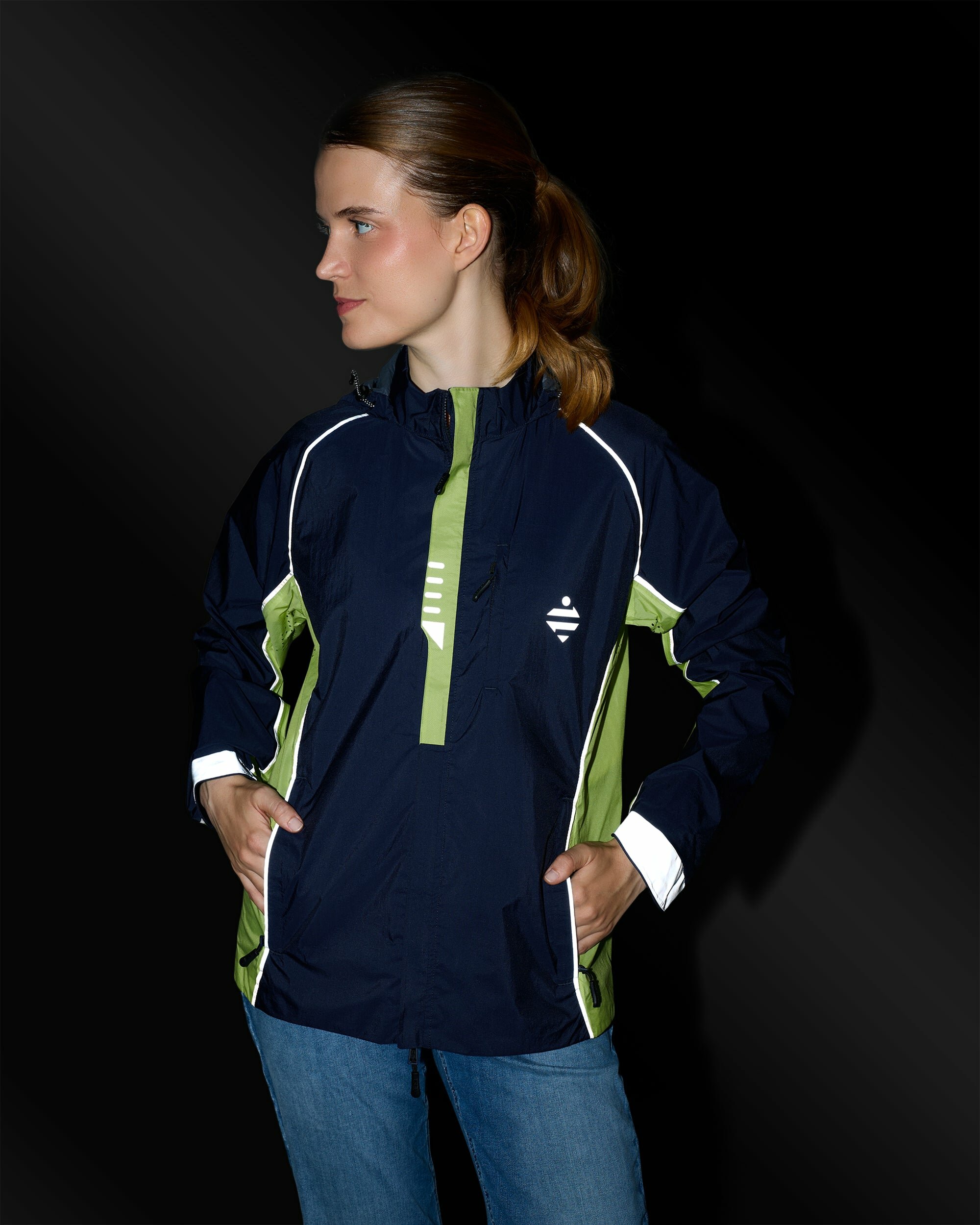 veste-sport-outdoor-jaune-bleue-marine-ultra-legere-respirante-details-reflechissants-femme