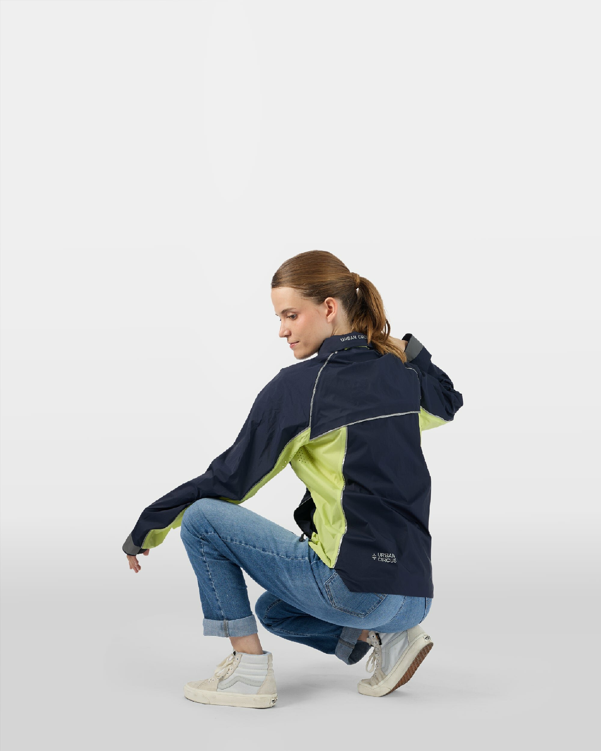 veste-jaune-bleue-marine-ultra-legere-respirante-compacte-femme-dos