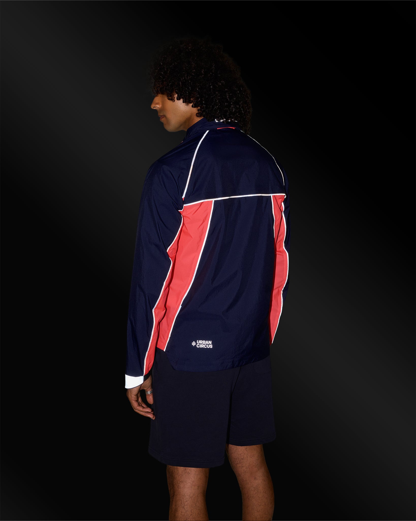 veste-sport-cyclisme-details-reflechissante-respirante-escapade-corail-bleue-homme-dos