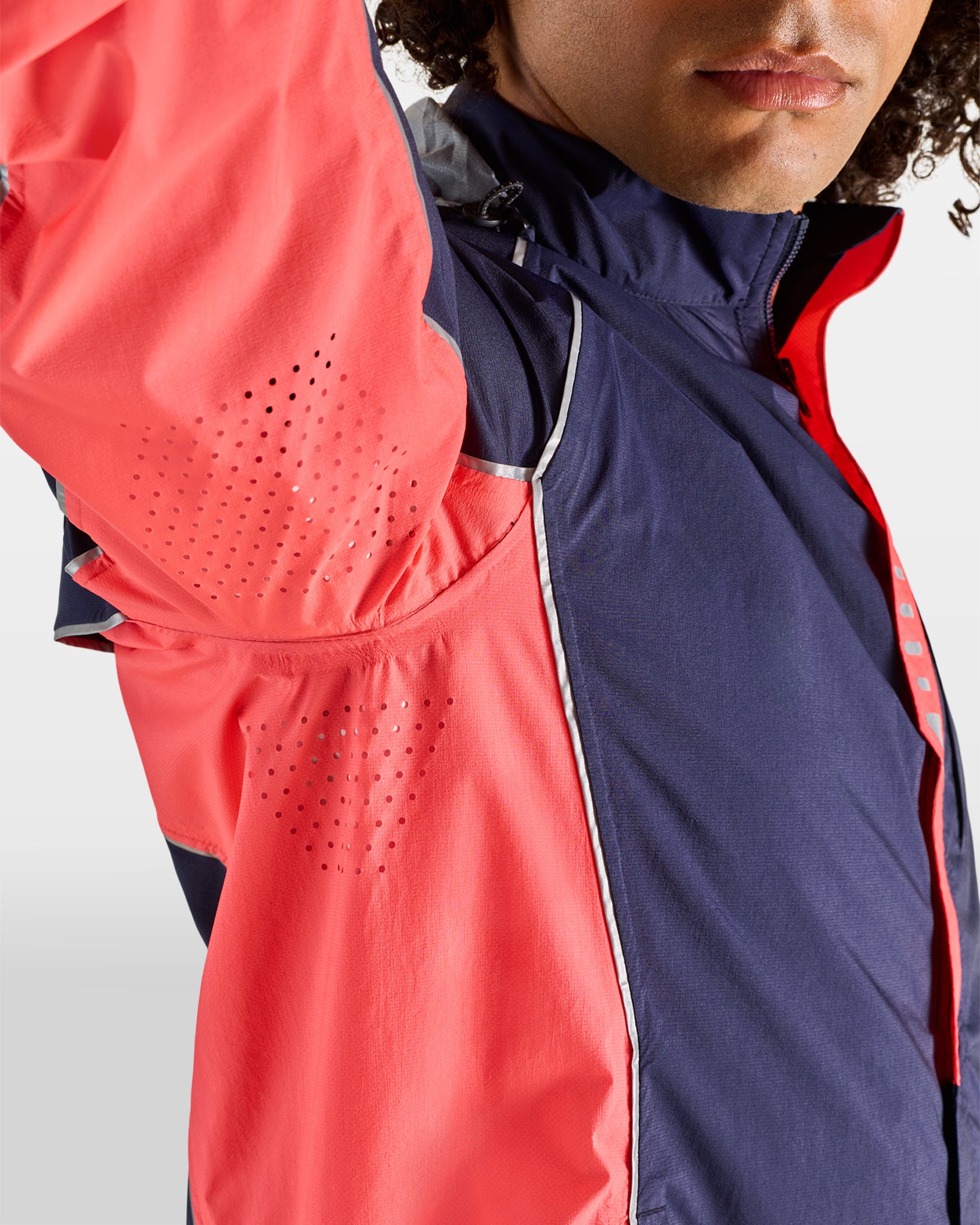veste-sport-outdoor-ultra-legere-respirante-bleue-marine-corail-homme
