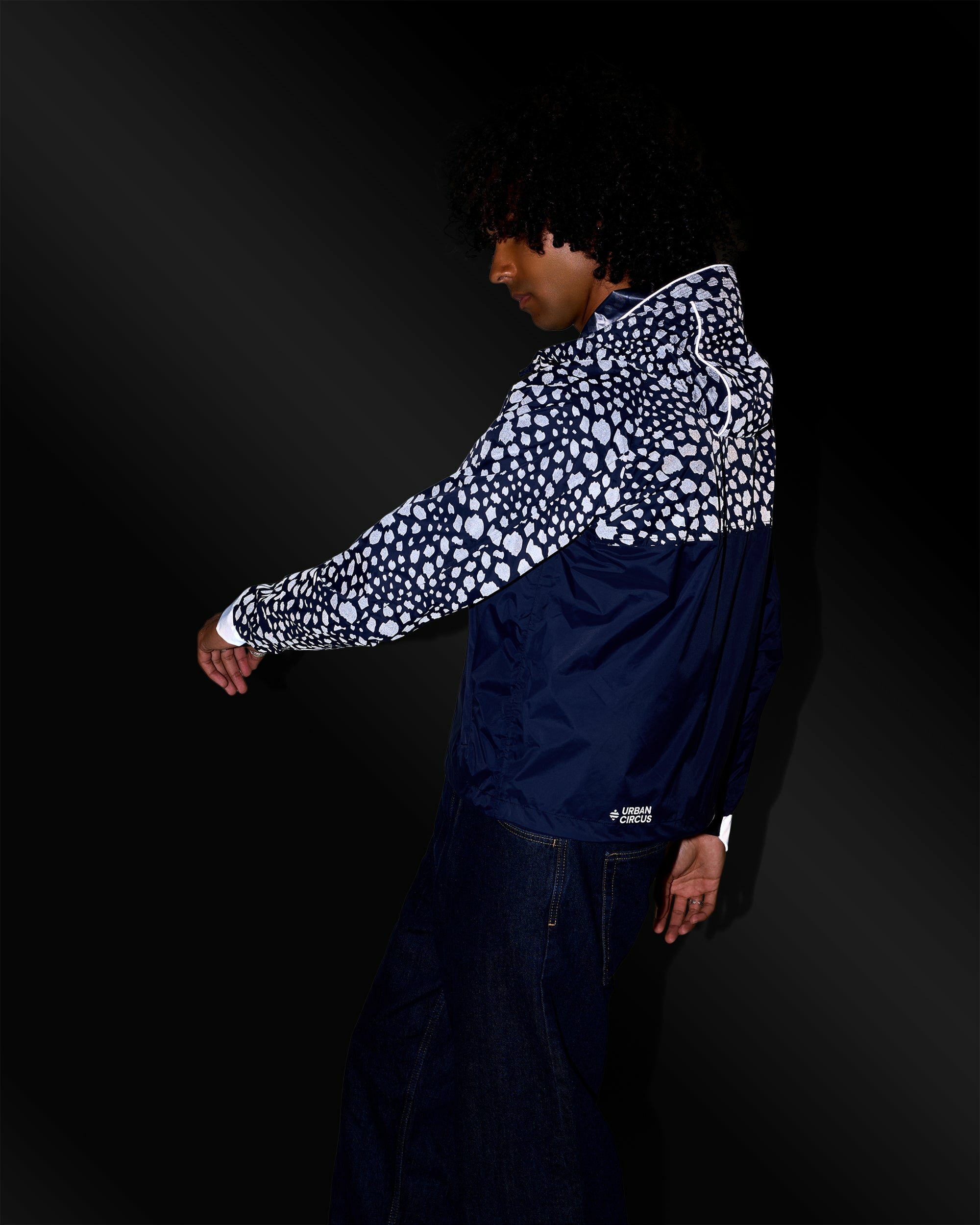 coupe-vent-anorak-impermeable-motifs-reflechissants-guepard-bleu-marine-homme-dos