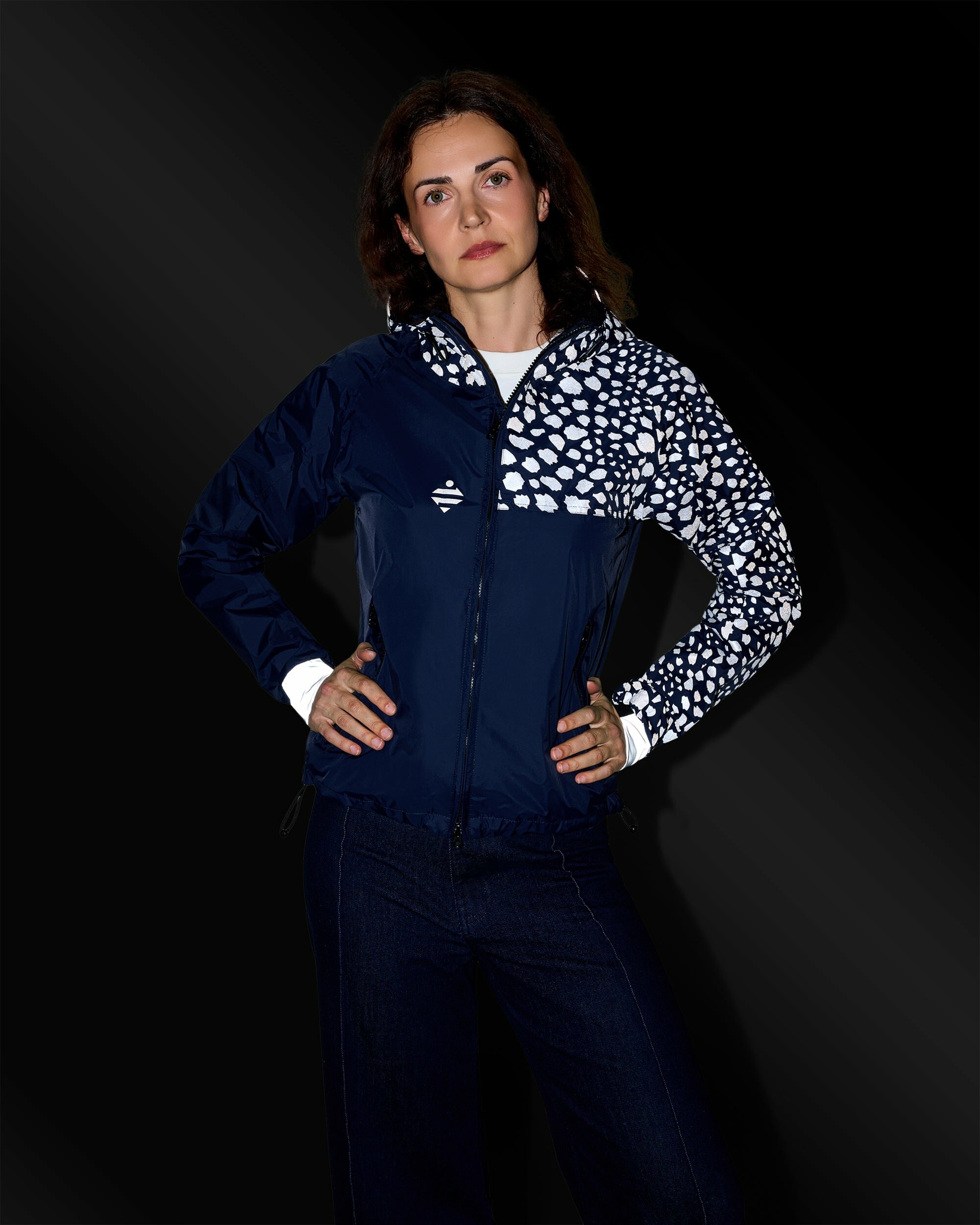 coupe-vent-anorak-impermeable-motifs-reflechissants-guepard-bleu-marine-femme-nuit