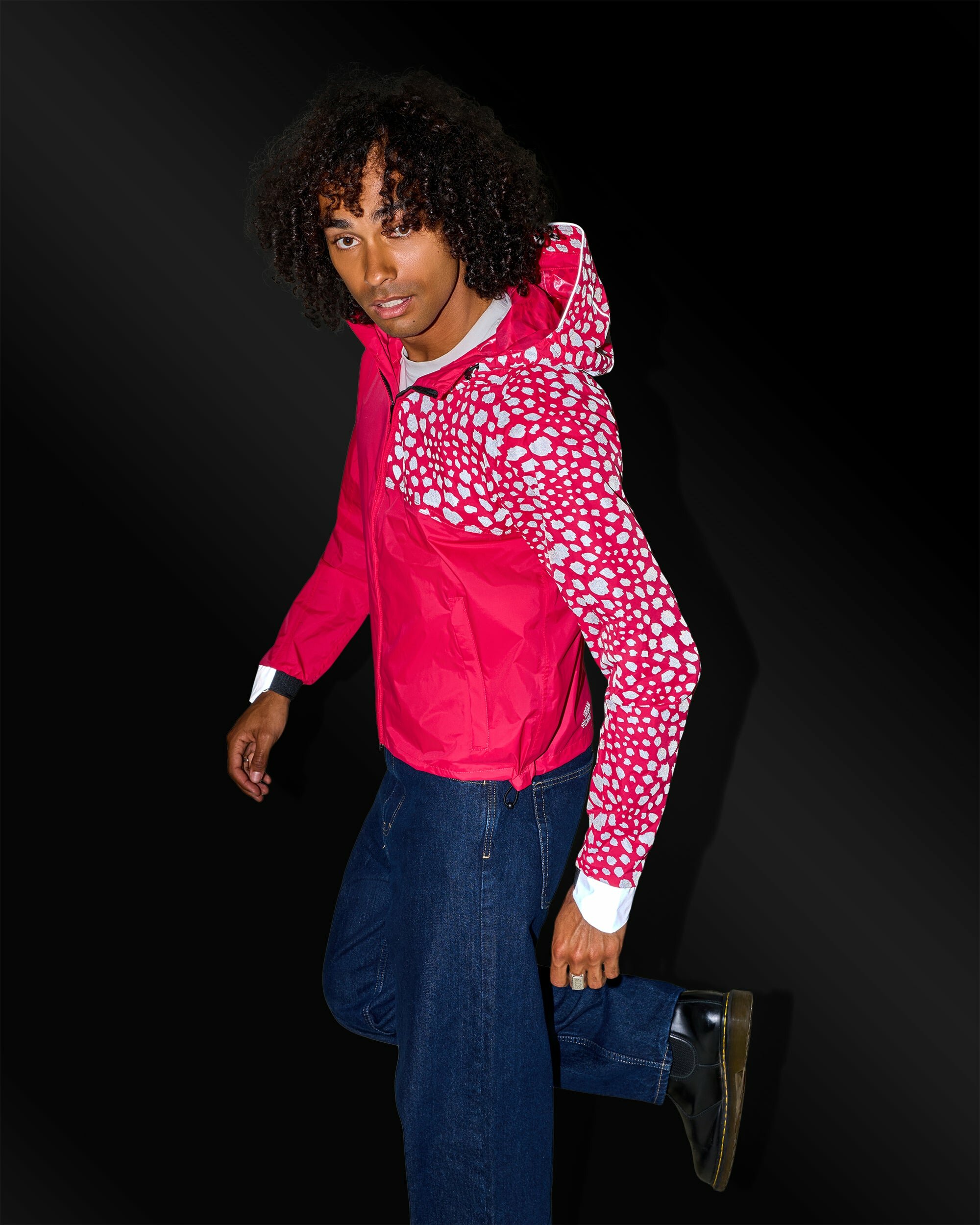 coupe-vent-anorak-impermeable-motifs-reflechissants-guepard-rose-framboise-homme-nuit