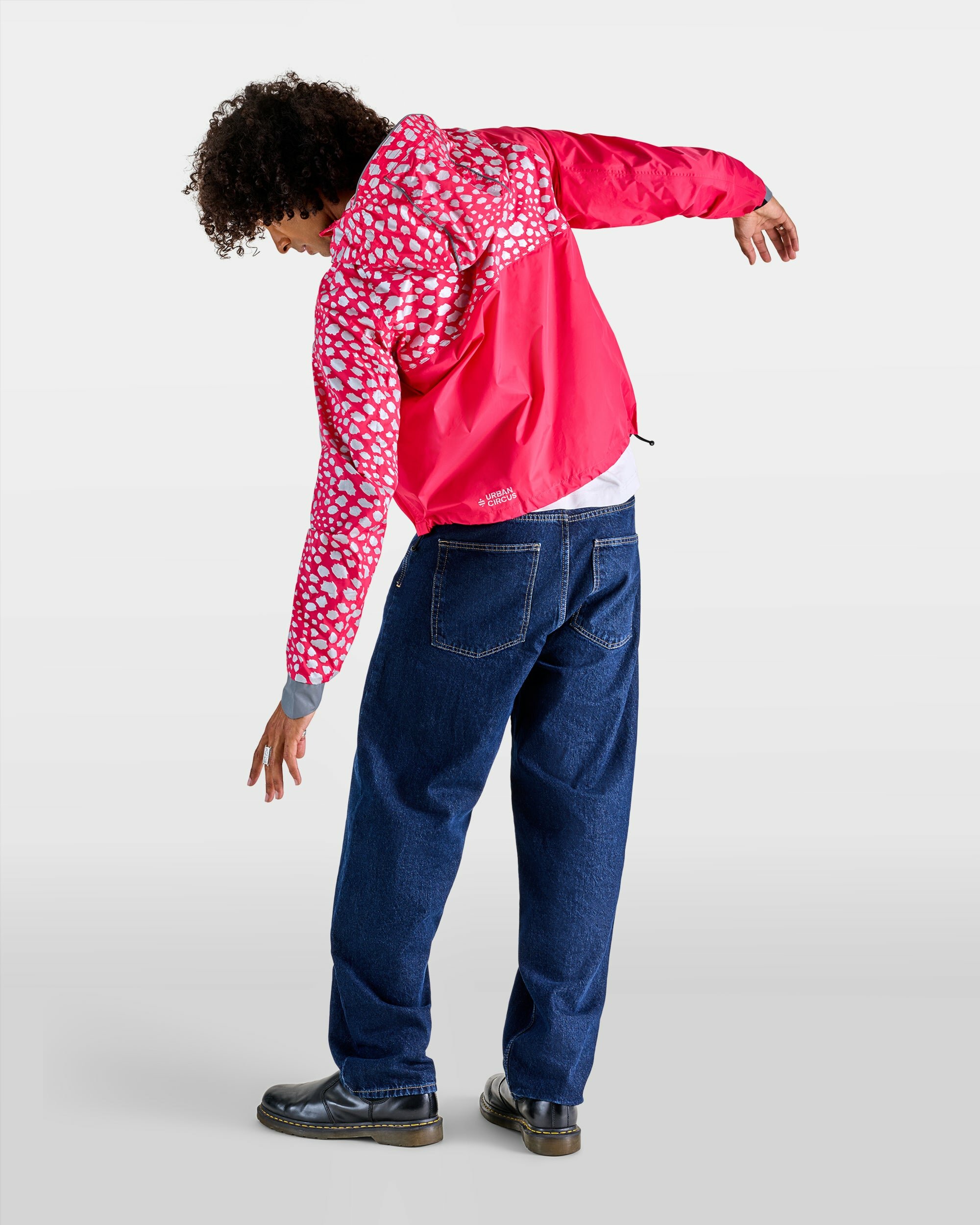 coupe-vent-anorak-impermeable-court-motifs-reflechissants-guepard-rose-framboise-homme-dos