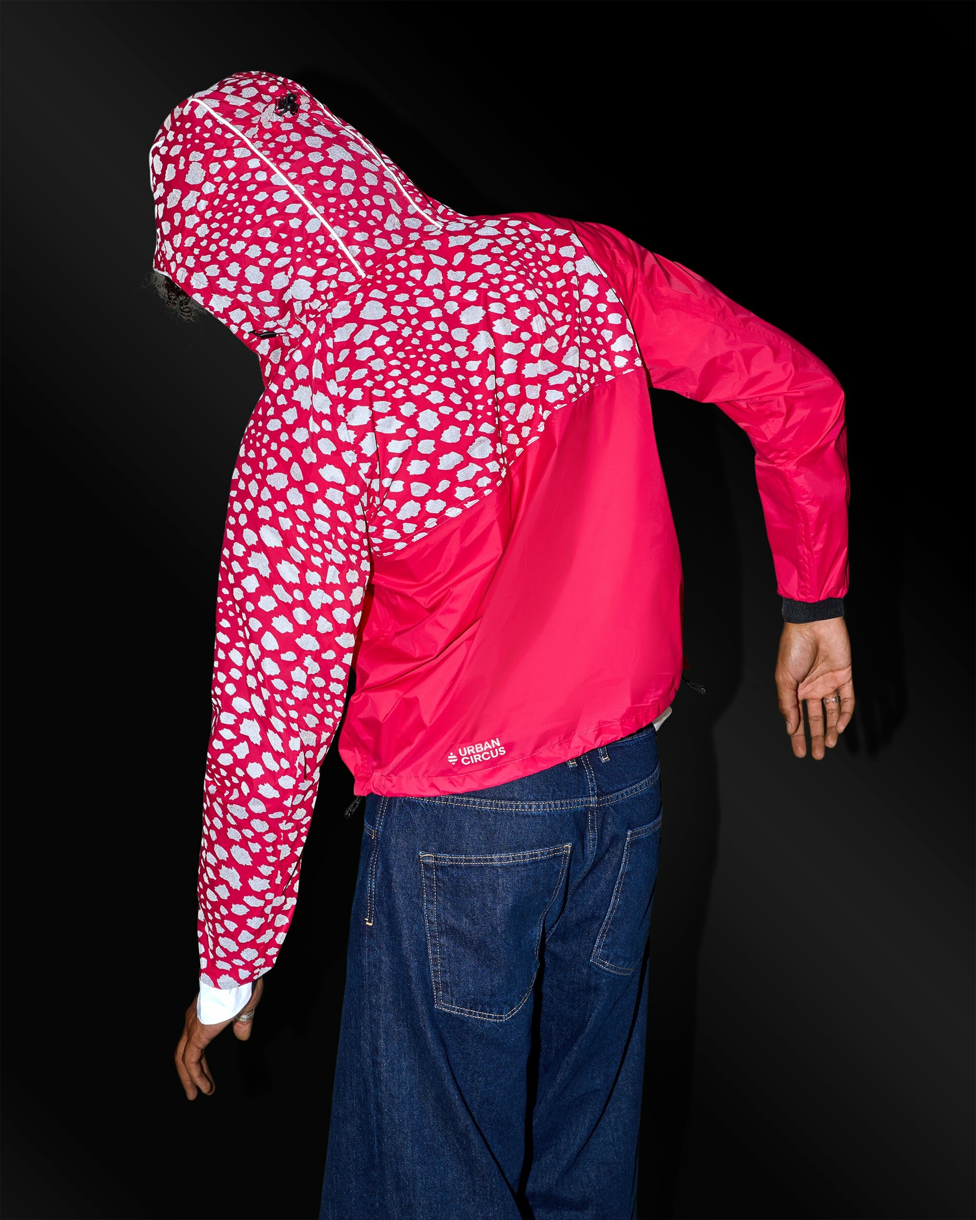 coupe-vent-anorak-impermeable-motifs-reflechissants-guepard-rose-framboise-homme-dos
