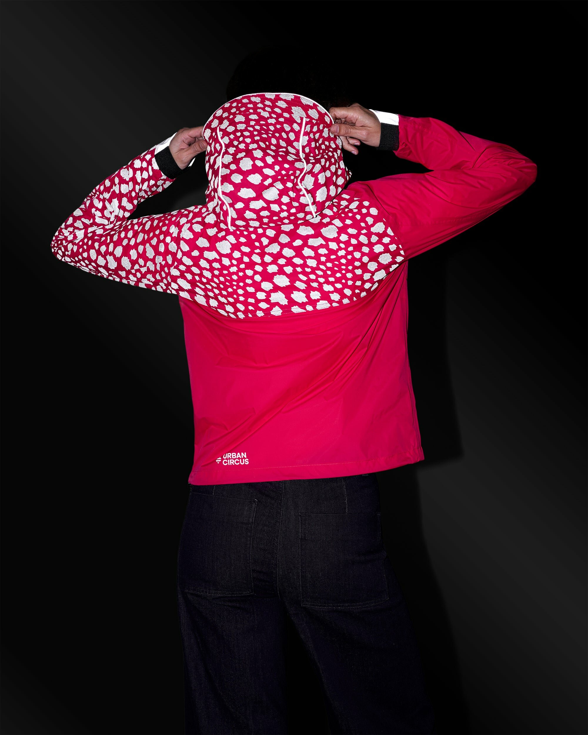 coupe-vent-anorak-impermeable-motifs-reflechissants-guepard-rose-framboise-femme-dos-nuit