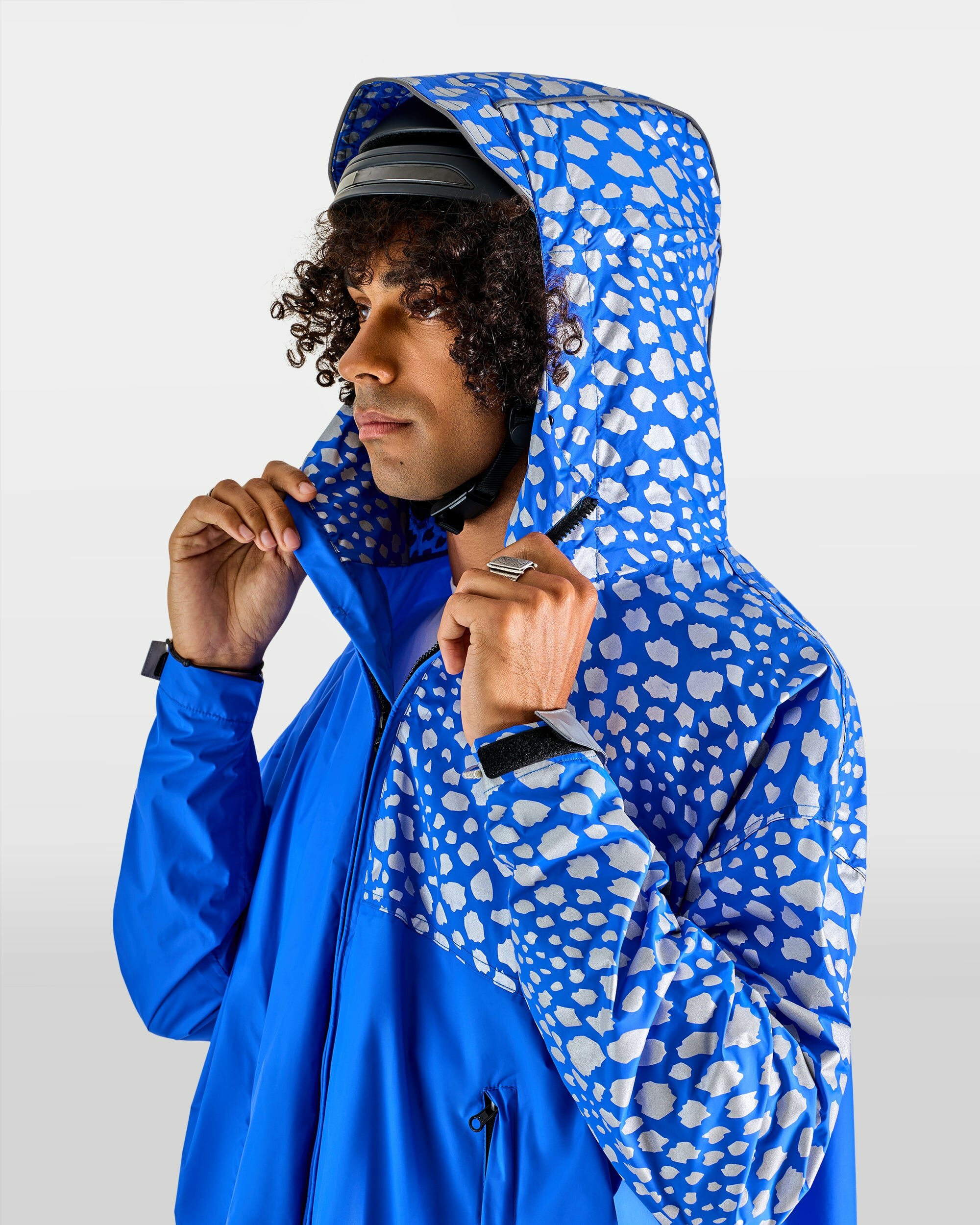 poncho-de-pluie-zippe-impermeable-grande-capuche-sur-casque-velo-bleu-roi-homme