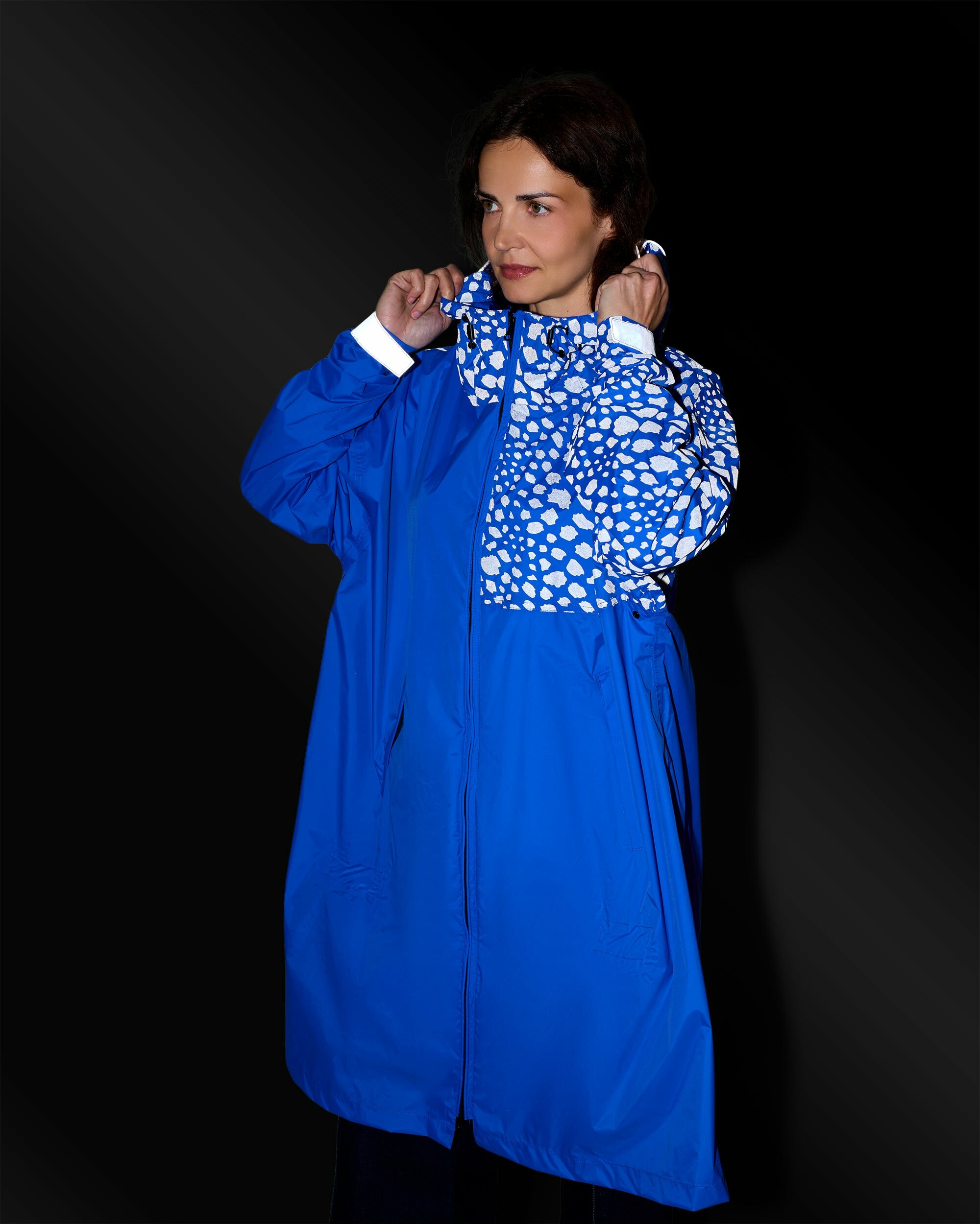 poncho-de-pluie-velo-motifs-guepard-reflechissant-nuit-bleu-roi-francigena