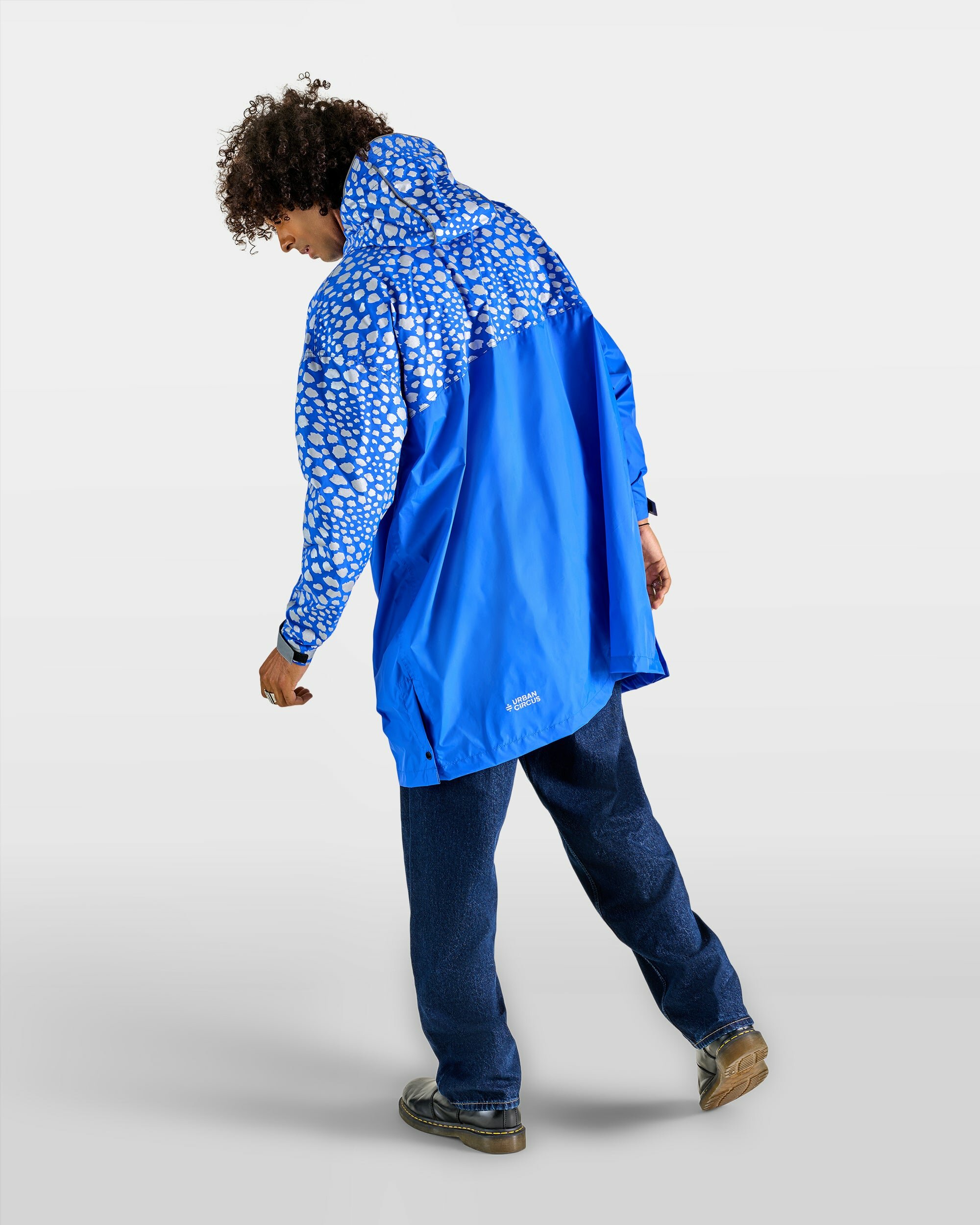 poncho-de-pluie-zippe-impermeable-velo-bleu-roi-homme-motif-guepard-reflechissant