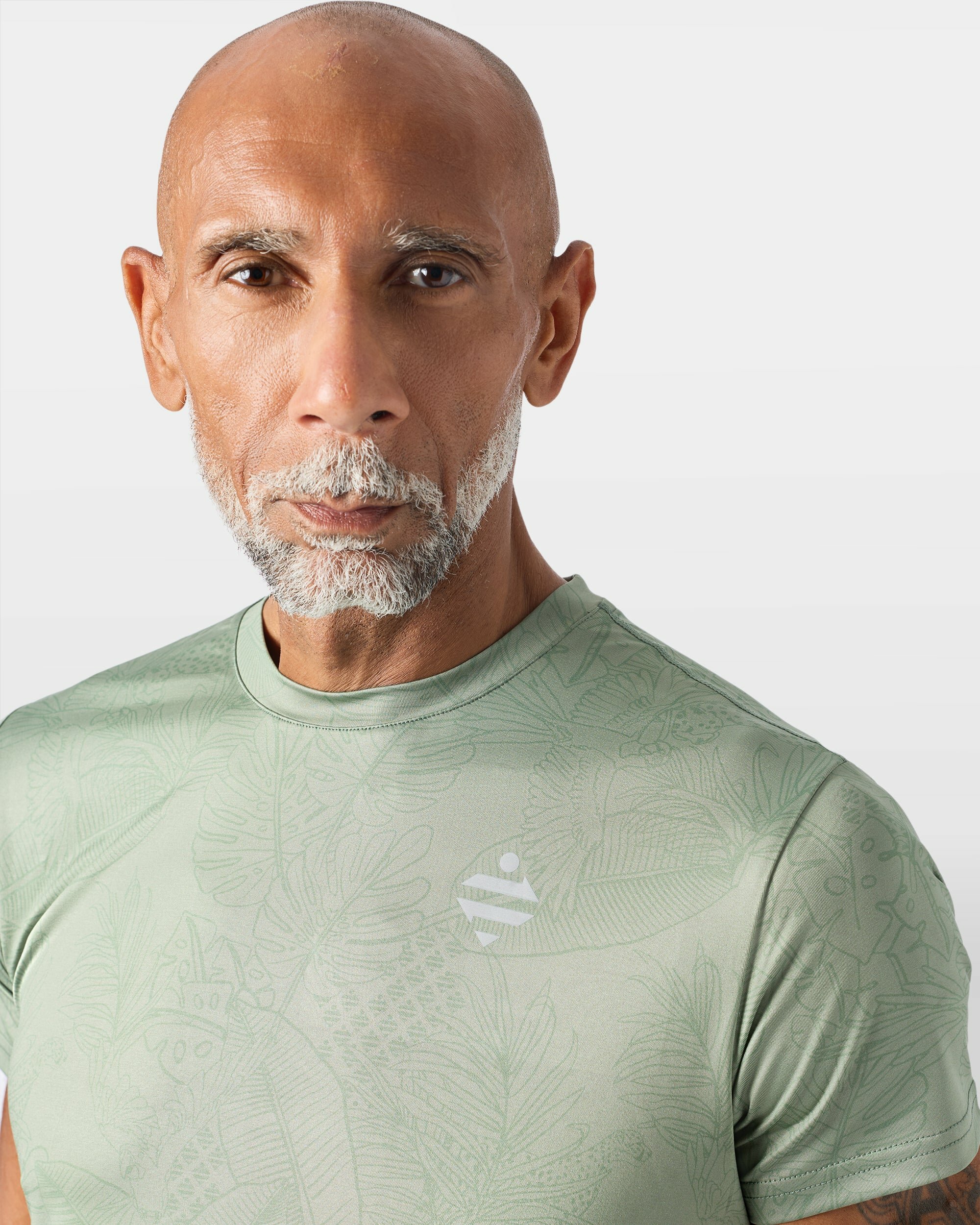 tshirt-sport-respirant-aerotech-sauge-vert-homme-urban-circus-zoom-motif-jungle