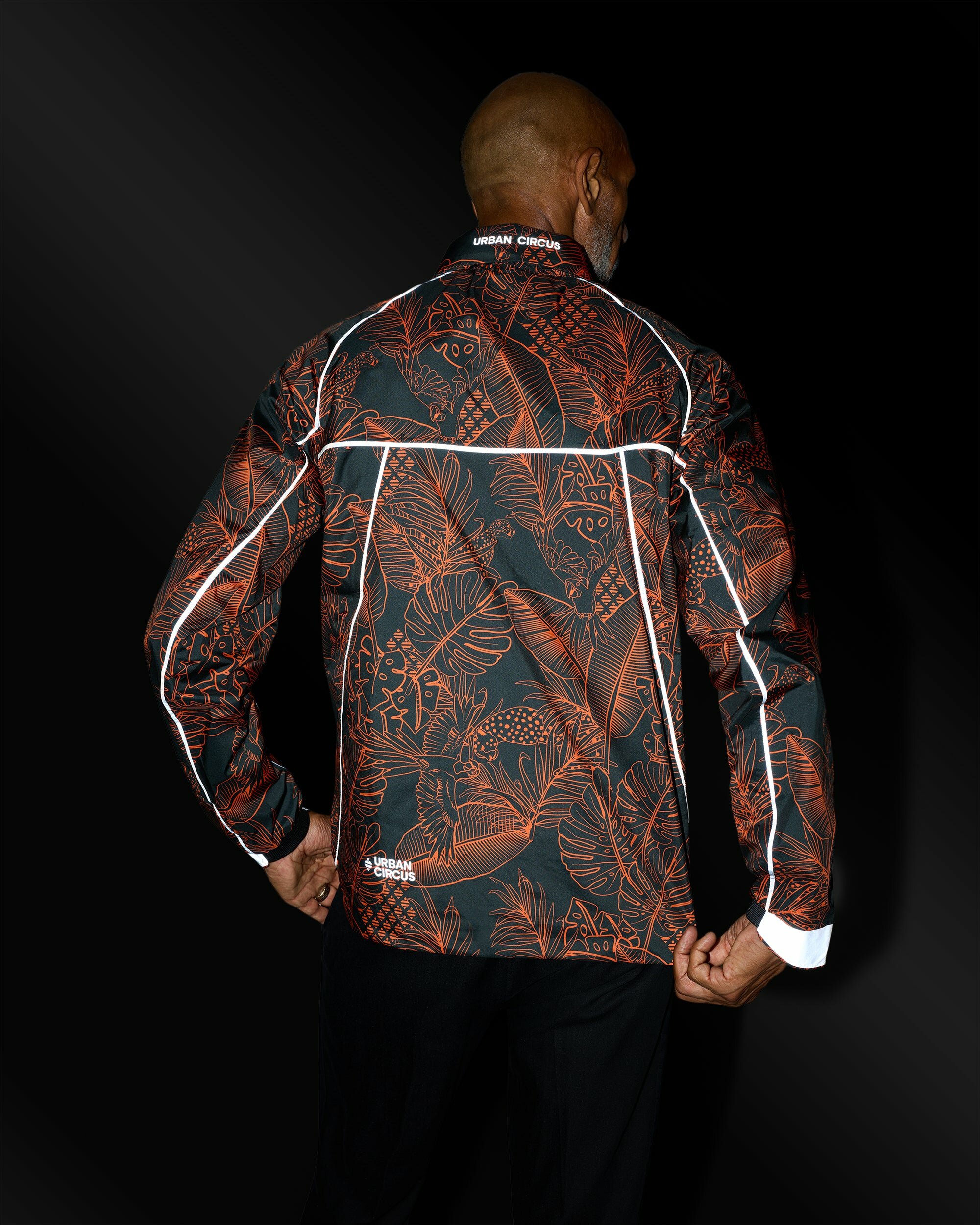 veste-ultra-legere-sport-respirante-noire-orange-motifs-jungle-homme-dos-details-reflechissants