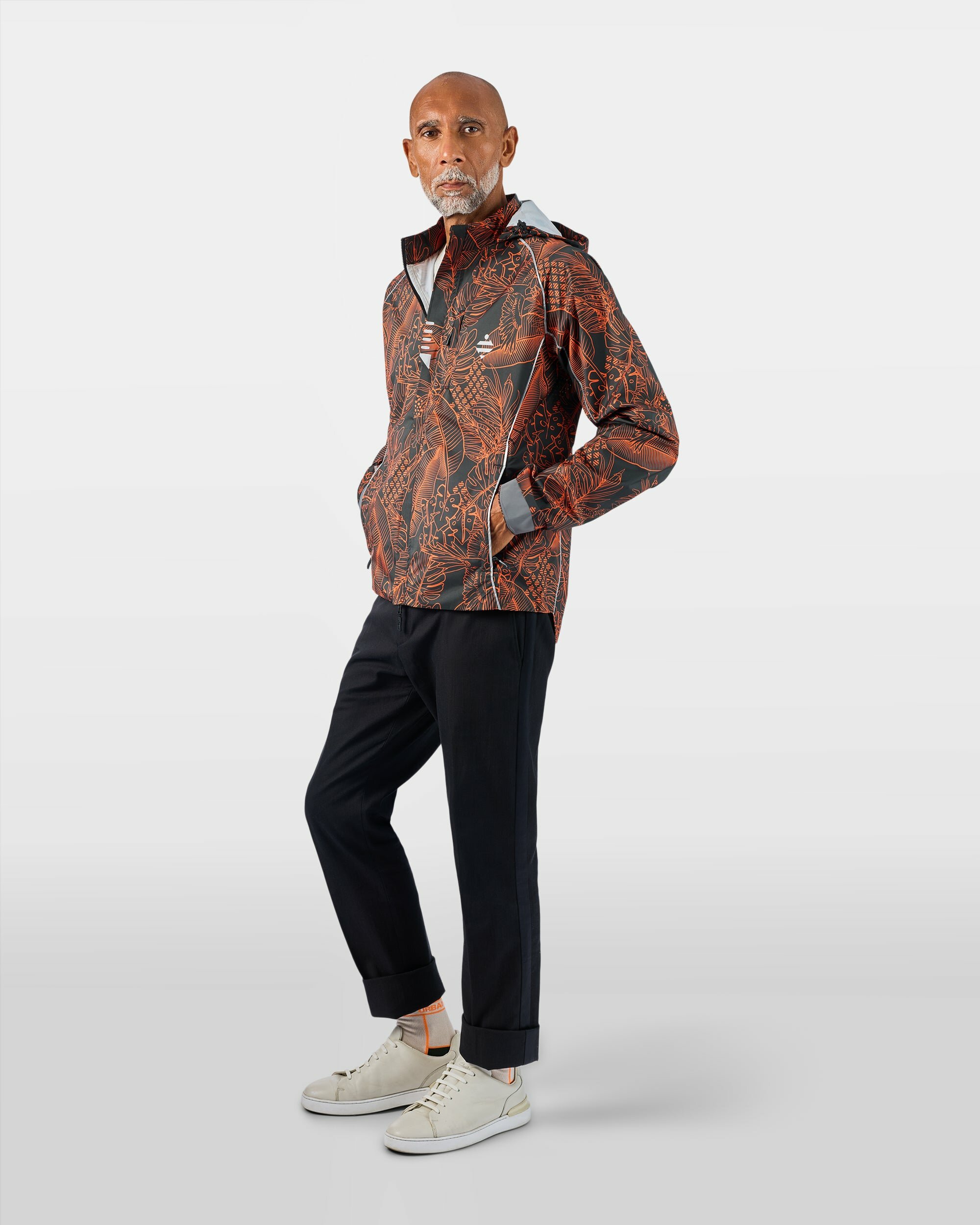 veste-legere-compacte-respirante-outdoor-sport-noire-motif-jungle-orange-homme